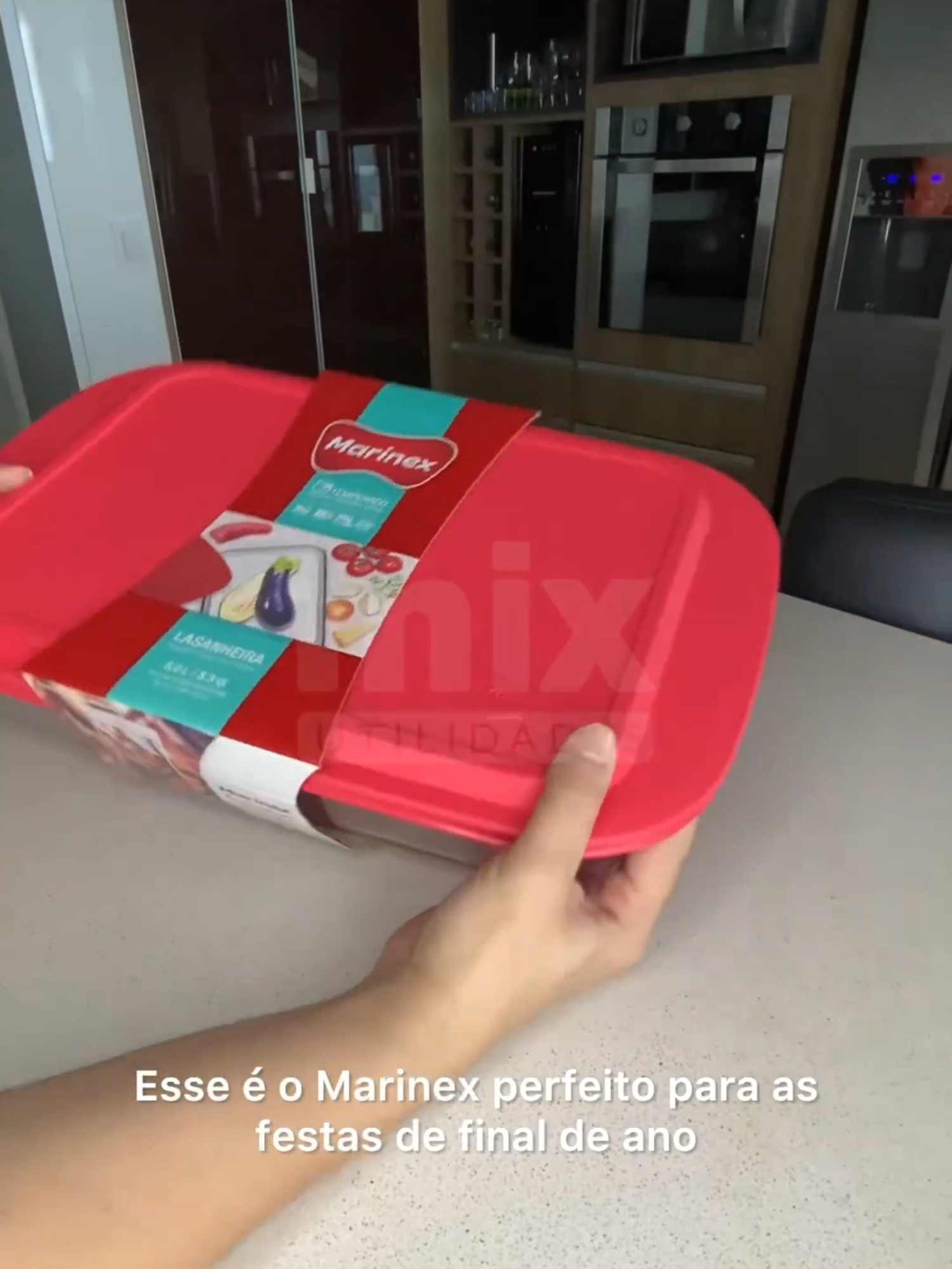 ASSADEIRA REFRATÁRIA RETANGULAR FUNDA 5L COM TAMPA - MARINEX 🧡 ✨ De R$97,50 por apenas R$39,99! ✨ ✔ Qualidade Marinex: Resistente, versátil e certificado pelas rigorosas normas internacionais. ✔ Ideal para grandes receitas: Prepare aquela lasanha caprichada ou outros pratos com praticidade. ✔ Durabilidade e praticidade: Vidro resistente a choques térmicos, alças para transporte, tampa para armazenamento e compatibilidade com forno, micro-ondas, freezer e lava-louças. Promoção válida até 23/12 – Garanta a sua agora e facilite sua vida na cozinha! 🤩🧡 Referência: 70286