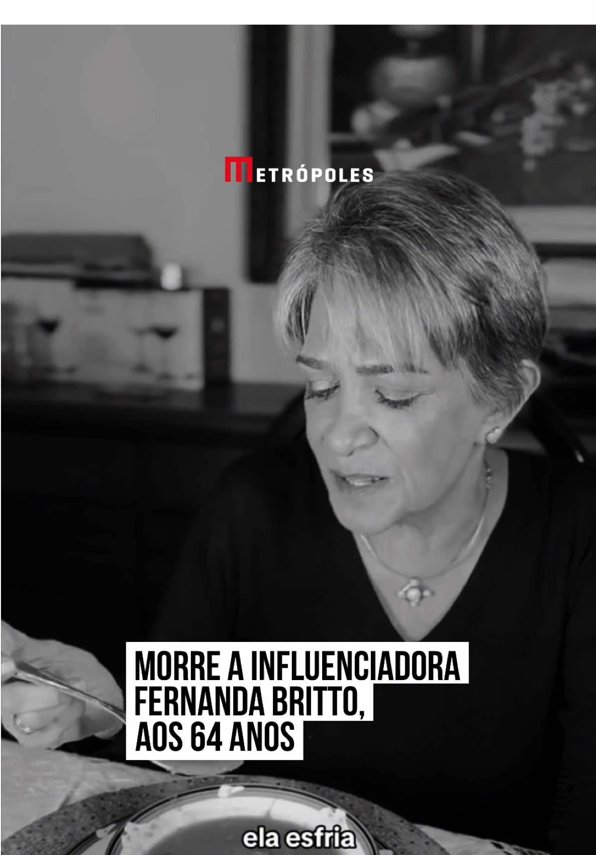 A influenciadora #FernandaBritto, de 64 anos, conhecida nas redes sociais por seus vídeos sobre #etiqueta, morreu na manhã desta quarta-feira (18/12). Ela estava internada na Casa de Saúde São José, no #RiodeJaneiro, desde o dia 4 de dezembro, com quadro neurológico extremamente grave. A família informou que Fernanda Britto será cremada numa cerimônia fechada apenas aos familiares e pessoas próximas. Na semana passada, a equipe de Fernanda Britto publicou uma nota nas redes pedindo orações dos fãs e seguidores. “Queridos amigos e seguidores, aos poucos fomos crescendo, mas nunca deixamos de ser uma comunidade que preza pela boa comunicação, o afeto e uma corrente de energia positiva”, diz o texto publicado no Instagram. “E é em nome desses princípios! que precisamos dizer que nossa querida Fernanda está internada, enfrentando mais um momento delicado em sua saúde. Pedimos, de coração, que enviem orações, pensamentos de carinho e muita energia de amor e cura para ela. Sabemos como ela ama a interação com vocês e a força que todos sempre lhes passam”, concluiu a nota. Na sexta-feira (13/12), amigos de Fernanda Brito afirmaram que a família e o hospital estariam negligenciando os cuidados com sua saúde. Eles informaram ao colunista Leo Dias a influenciadora só teria ficado na UTI (Unidade de Terapia Intensiva) no dia da transferência, depois teria sido enviada para ao quarto, mesmo com o quadro de saúde delicado. A família, por sua vez, negou qualquer negligência. Fernanda Britto passou mal e teve um AVC (acidente vascular cerebral) na madrugada do dia 22 de novembro. Um dia antes, ela esteve em Curitiba para um compromisso profissional. A famosa, ainda lúcida, entrou em contato com seu amigo e sócio Kadu, que, por sua vez, ligou para sua irmã Martha, em Brasília. Fernanda Britto foi transferida para o Rio de Janeiro no dia 4 de dezembro e chegou à Casa de Saúde, onde estava internada, muito debilitada. Com mais de 1,7 milhão de seguidores só no Instagram, a influenciadora ganhou destaque ao fazer vídeos bem-humorados sobre etiqueta. Em outubro, ela celebrou dois anos de seu canal. “Estou muito feliz em ter vocês comigo durante toda essa jornada”, disse. #entretênews 