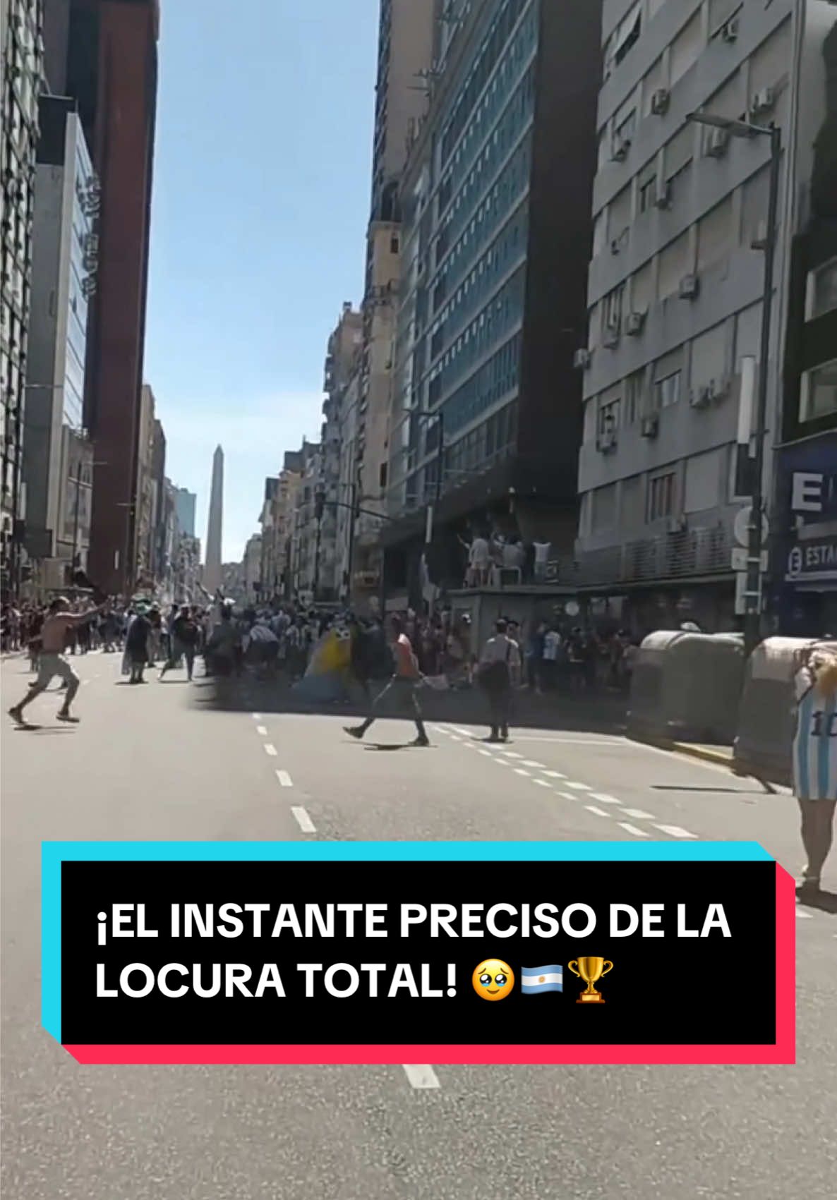 ¡INOLVIDABLE! 🏆 El camino hacia el Obelisco mientras #Montiel se preparaba para patear el penal histórico y #Argentina ganaba la Copa del Mundo 🇦🇷✨ 🎥 Daiana Martínez - @inyourfacemadafaka #TikTokDeportes #Futbol #Qatar2022 