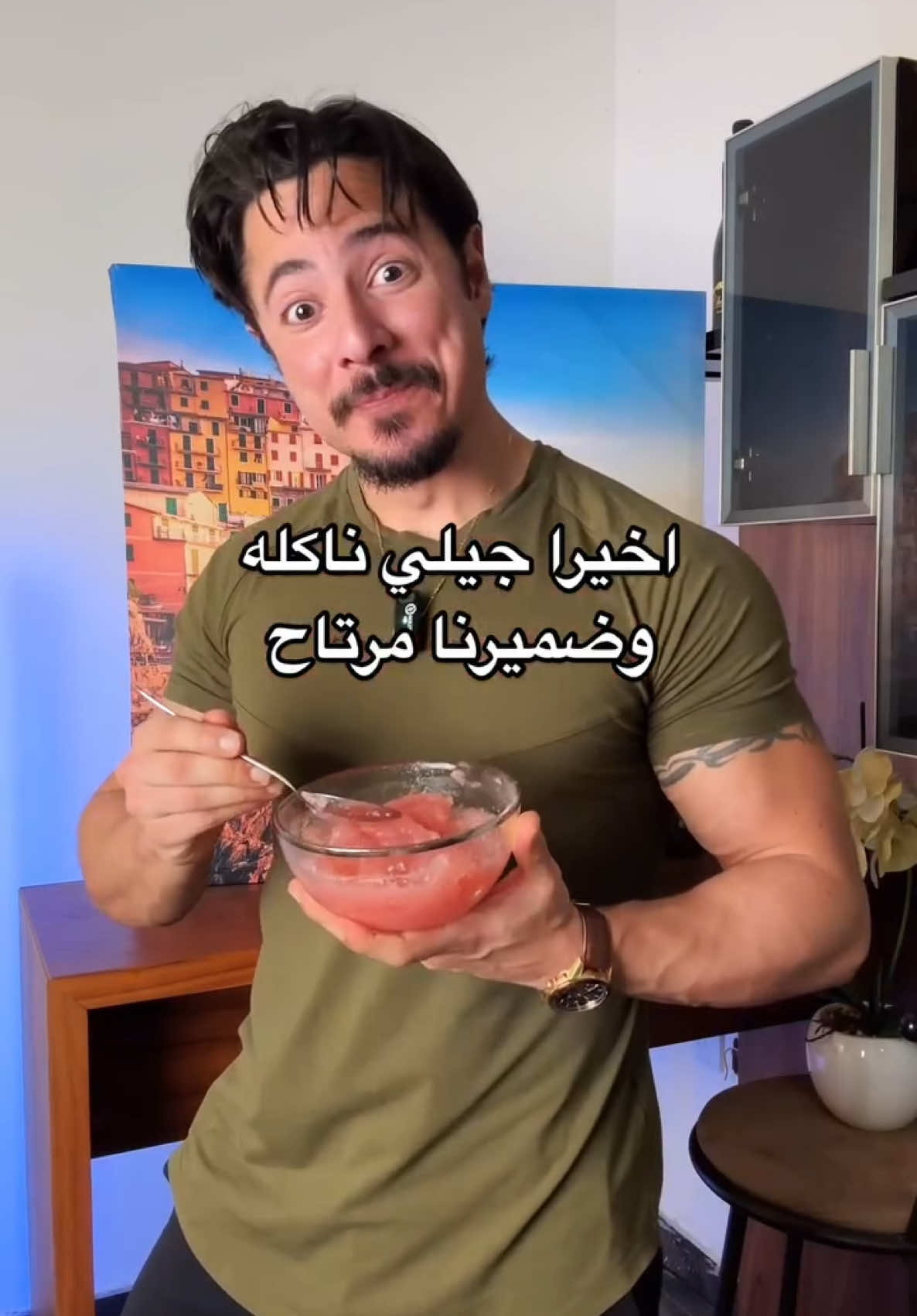 وصفة الجيلي المنتظرة 🍓🍮👨🏻‍🍳 65 سعرة 9غ بروتين بدون سكر مضاف او ملونات💪!!  سهل وسريع التحضير !! المقادير:  • ١٠٠غ فراولة (حالية)  • ربع كاسة موية • ١٠ غ جيلاتين • كاسة موية مغلية  تقدروا تضيفو محلي دايت اذا الفراولة مو حلوة كفاية تابعوا اذا حابين تشوفوا وصفات صحية 💪 The Jelly recipe everyone is waiting for🍓🍮👨🏻‍🍳 the easiest healthy jelly packing only 65 Calories & 9g of protein 💪 easy and quick to prepare Ingredients: • 100g of sweet strawberries  • 1/4 cup of water • 10g of gelatin  • one cup of boiled water You can add some sort of sweeteners if the strawberries aren’t sweet enough  Follow up if you want to see more healthy recipes💪 #اكل_صحى #healthyfood #healthyrecipes #وصفات_سهله #jelly 