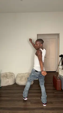 Silent Twerk 🙃 • • #twerk #dance #fyp #fypシ #dancechallenge #freestyle #twerking #twerkulator #viral #explore #10k #100k #trending #christmas #christiantiktok 