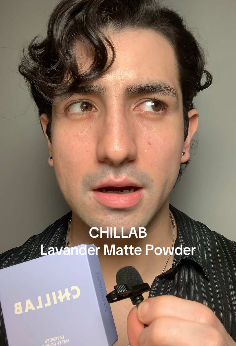 Polvo que no es polvo … @CHILLAB CUENTA OFICIAL  #parati #fyp #maquillaje #hombres #makeup #mascara #pestañas #chillab #matte 