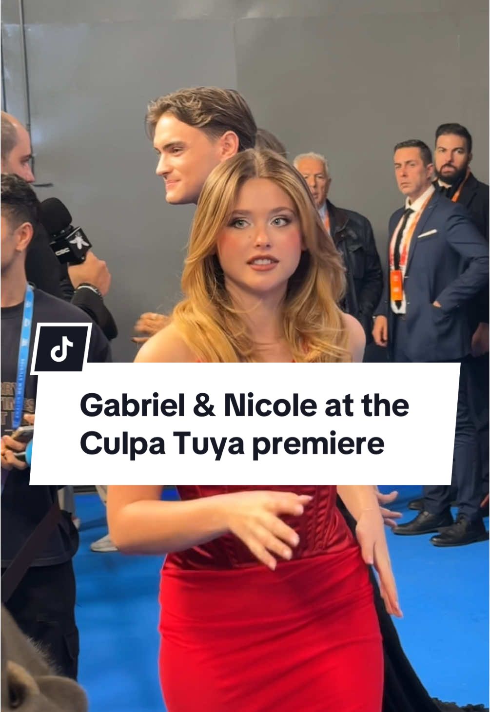 Gabriel and Nicole enter the blue carpet at the „Culpa Tuya“ world premiere 😍 #culpamia #culpatuya #gabrielguevara #nicolewallace #madrid #noah #nick