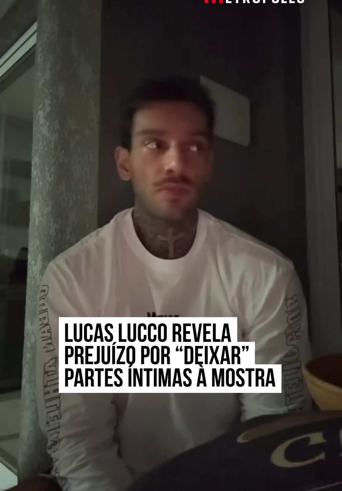 🗣️ #LucasLucco revelou ter sofrido um prejuízo depois de “deixar” as partes íntimas à mostra. O #cantor acabou mostrando a gen1tália em um vídeo compartilhado no Instagram na última terça-feira (17/12). Logo as imagens viralizaram e se tornaram um dos assuntos mais comentados na web. “Eu levei na esportiva. Até porque, se você não levar na esportiva aqui na internet, a galera te mass4cra. O ruim é as pessoas acharem que foi de propósito”, disse. Lucco completou, contando que chegou a perder trabalhos por conta do “descuido”: “Teve marca me ligando falando ‘não vai dar para a gente trabalhar junto naquela data, porque você ficou p3lado’”. O artista destacou que nunca teve a intenção de exibir sua gen1tália publicamente, mas que, simplesmente, aconteceu. “A partir de agora eu vou ter que usar sunga se eu quiser conversar com vocês no banheiro. Tipo Big Brother”, brincou. #EntretêNews 