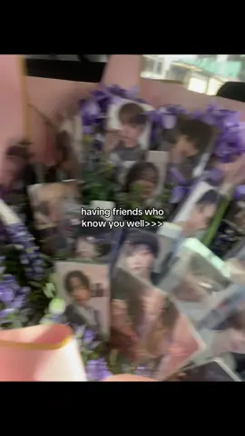 got me a whole bnd bouquet for my birfday 😔🤍 🏠#boynextdoor #보이넥스트도어 #friends #fypシ #bouquet #photocards #birthday #bnd #xyzbca #livephoto 