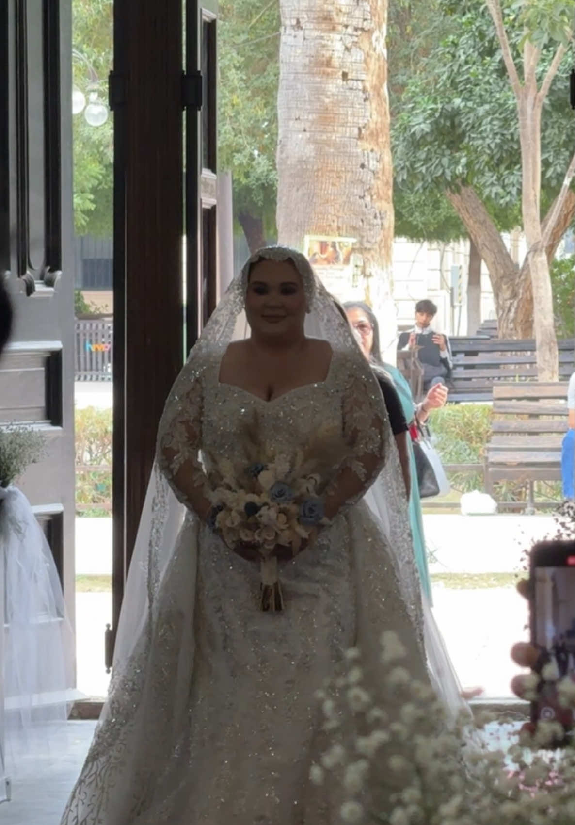 First look en la iglesia.. #firstlook #firstlookwithbride #bride #vestidohermoso #vestidodenovia #vestidodenoviaplussize #weddingdress 