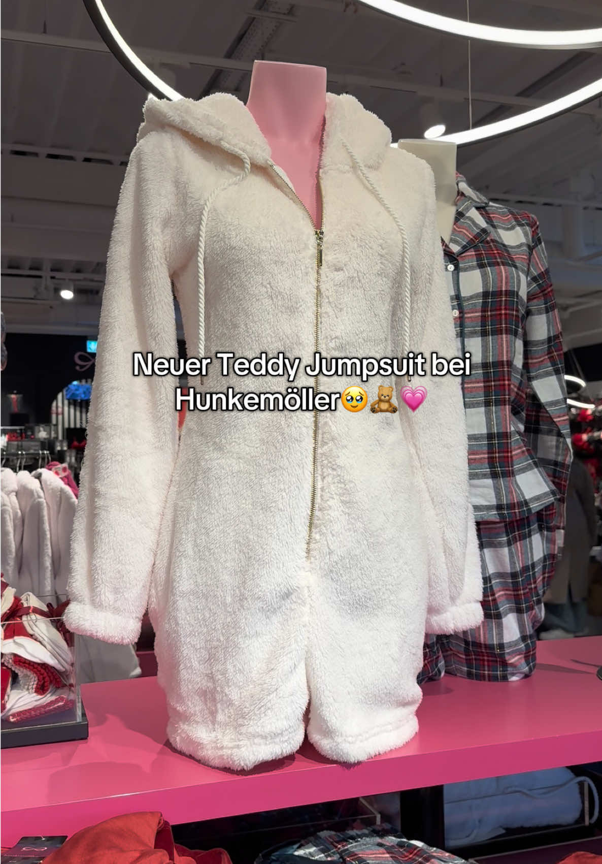 Den musste ich einfach direkt kaufen 🥹🤭✨ #hunkemöller #sale #jumpsuit #comfy #warm #winterdays #buynow #winterfashion #outfit #shoppinghaul #christmasgift #gift #inspiration #fyp #viral_video #foryoupage❤️❤️  