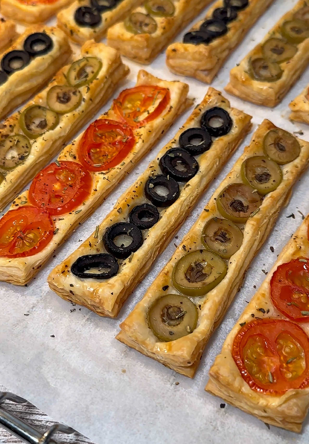 Aperitivos de hojaldre variados 🫒🍅 Hoy os traigo un aperitivo súper sencillo, ideal para el día a día y también para ocasiones especiales. De hecho también es un aperitivo navideño genial, para abrir boca antes de la comida o cena…  En este caso los he preparado con tomates cherry, aceitunas rellenas de anchoas y aceitunas negras.  👨🏻‍🍳 ELABORACIÓN: Tendremos que porcionar y pinchar el hojaldre, pintar ligeramente con huevo y colocar los toppings. Luego toca llevar los minihojaldres al horno precalentado y horneamos durante 15 minutos a 180-200ºC.  . . . #recetasfaciles #aperitivo #hojaldre #cocinaentiktok #recetasnavideñas 