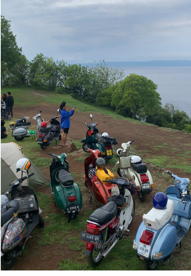 satu vespa sejuta sodara 🛵 #vespa #vespaklasik #vespaclassic #camping #bali #fyp #pantai #liburan 