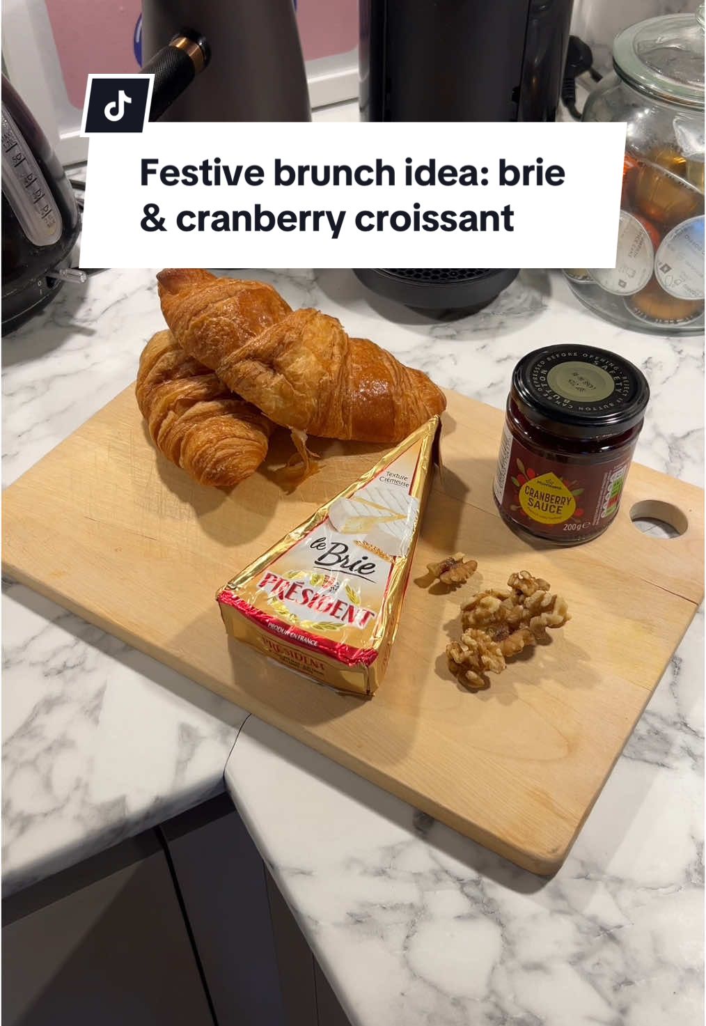 a quick but super yummy festive brunch idea✨ get your croissants and slice them in half🥐 top up with cranberry sauce, brie and some walnuts, bake in the oven for a few minutes and voila✨ a perfect festive treat with a good balance between sweet and savoury🎄let me know if you try this recipe🫶🏻🫶🏻 #festivebrunch #christmasbrunch #christmasbaking #christmasrecipe #recipeideas #brunchideas #festivefood #FoodTok #recipetok 