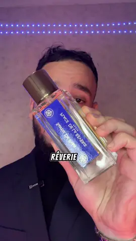 Le parfum avec lequel on m’harcèle de messages en ce moment ! Le Santal de paris de la maison @placedelareverie ! Disponible chez @Odorare Parfumerie ! #parfumtiktok #parfumerie #parfums #parfumeviral #parfum 