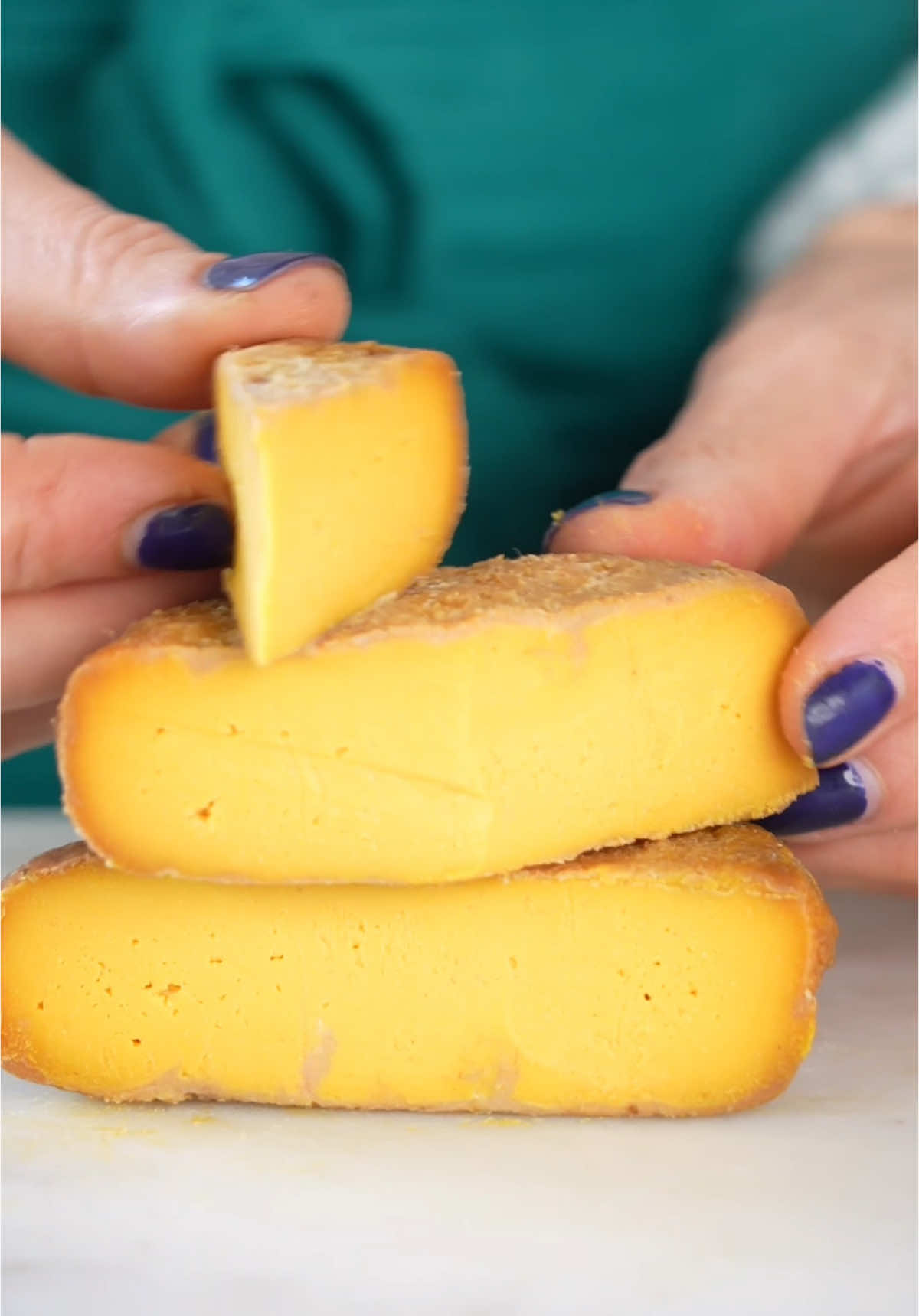 Queso Vegano de Calabaza Fermentada Este queso vegano de calabaza es ideal porque, a diferencia de los quesos comerciales, utiliza como iniciador la calabaza fermentada, sin necesidad de almidones, iniciadores químicos ni conservantes. El resultado es un queso curado con un toque umami increíble, lleno de sabor y con una textura firme y durita, perfecta para cortar en trozos y disfrutar como un queso curado de verdad. Ingredientes 500 g de calabaza cortada en dados 40 g de sal (4% del peso total de la calabaza) 300 ml de agua (para la salmuera) 150 g de anacardos remojados 2 cucharadas de miso 30 g de pepitas de calabaza (opcional) Especias al gusto: pimienta, cilantro, romero Elaboración Fermenta la calabaza con la sal y el agua durante 5-7 días, asegurándote de que quede completamente sumergida en la salmuera. Tritura la calabaza fermentada con los anacardos y el miso. Añade un poco del agua de la salmuera de la calabaza si es necesario para obtener una textura cremosa. Pincela el queso con miso disuelto en agua durante los tres primeros días de curado para formar una costra. Usa 2-3 cucharadas de miso disuelto en agua para ello. Después de fermentar, coloca el queso en la nevera sobre una rejilla y dale la vuelta cada 2-3 días para asegurar que se cure de manera uniforme. Deja curar el queso en la nevera durante 2-3 semanas, hasta obtener la textura y el sabor deseado. L´abondance de Bea ♥️ #fermentación #fermentación #quesovegano #quesoveganofermentado #calabaza #alimentaciónsaludable #sinquímicos #veganfood