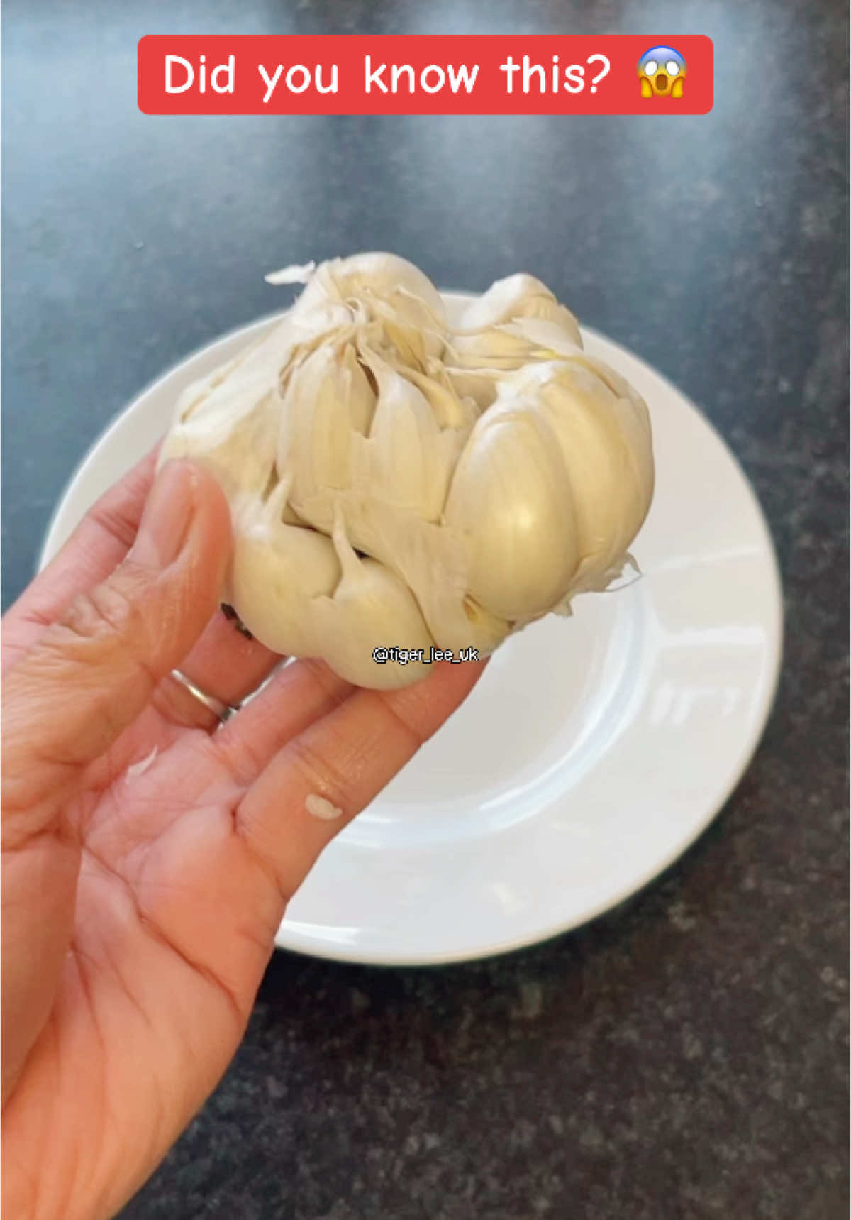 Garlic Hack that changed my life 😍🤭 #garlic #KitchenHacks #hack #hacks #LifeHack #lifehacks #hacksoflife #tiktokhacks #momhack #momhacks #wow #amazing #fyp #fyppp #foryoupage❤️❤️ #viralvideos #viral #trending #tiger_lee_uk