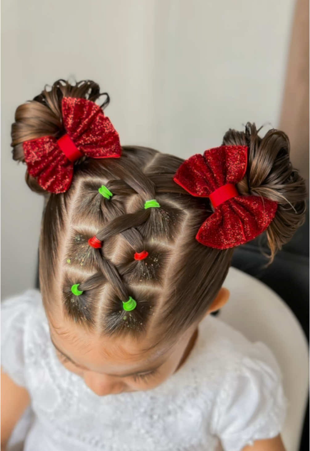 Penteado infantil 🎄 . . . . . . #penteadosfaceis #penteadoinfantil #peinados #natalchegando #penteadonatal #vaiprafy #maedemenina 