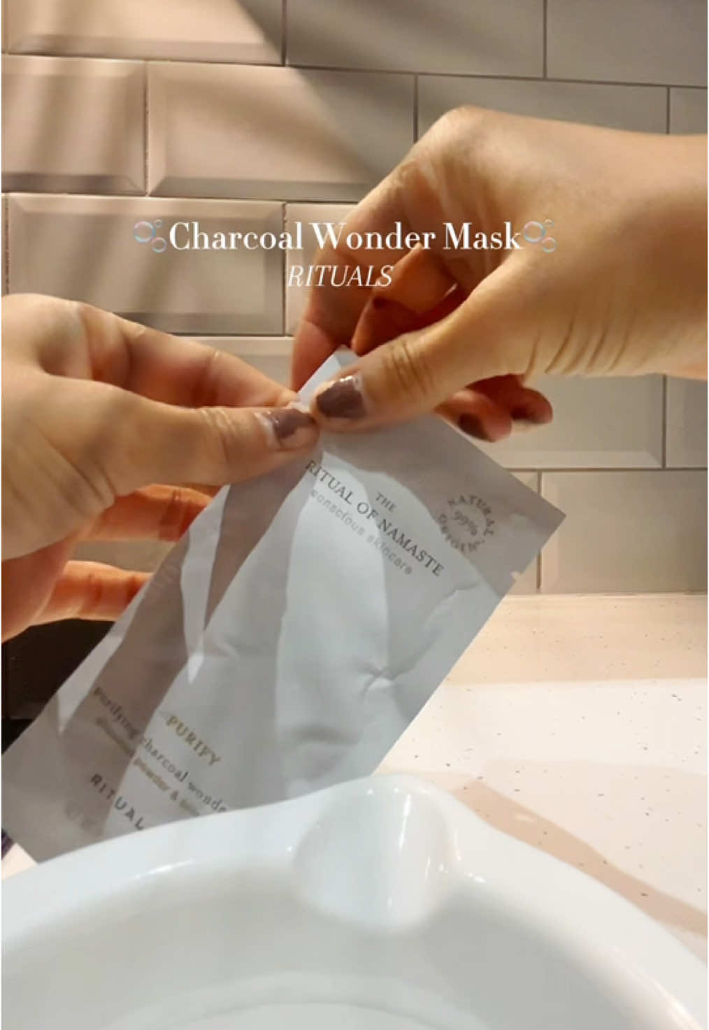 🫧Mascarilla purificadora @Rituals  ¿Cómo aplicarla? 1️⃣ Abre el sobre y vierte el contenido en un cuenquito. 2️⃣ Échale unas gotas de agua y remueve hasta conseguir una mezcla homogénea. 3️⃣ Aplica el producto por todo el rostro con ayuda de una brocha plana o espátula. 4️⃣ Deja actuar durante 15-20 min y luego retira todo el producto con agua templada.   Cuando me pongo mascarillas me encanta encender una velita, poner jazz de fondo y tener un ratito para mi romantizando mi vida 🤣. Os lo recomiendo.✨ #fyp #ritualscosmetics #skincare #beautyhacks #mascarillapurificadora #skincaretips #cuidadodelapiel 