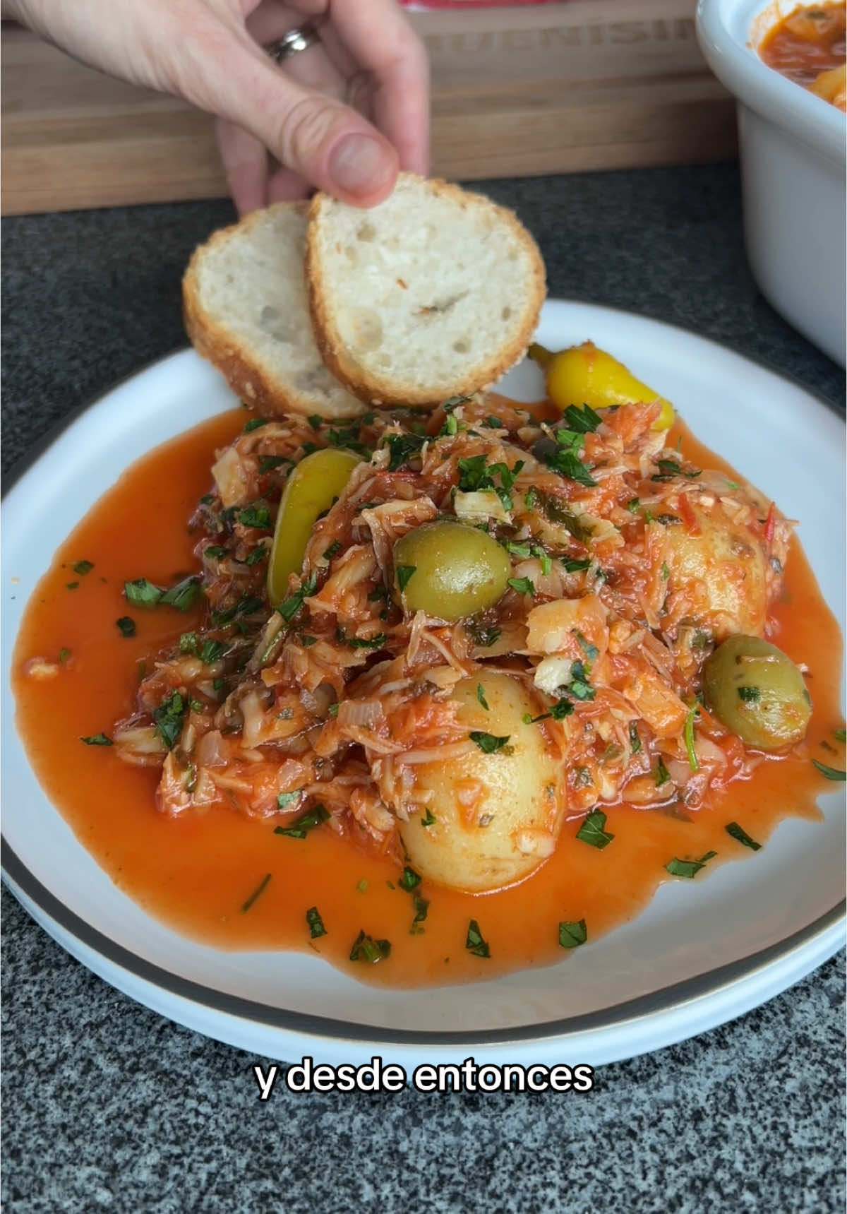 BACALAO A LA VIZCAÍNA Te dejo mi versión del tradicional bacalao noruego, es un platillo muy fácill de hacer que no puede faltar en tu mesa esta navidad. Ingredientes:  - 1 kg de bacalao noruego desalado  - 600 ml tomate molido o 7 tomates asado y molidos  - 1/4 taza aceitunas verdes sin hueso  - 10 chiles güeros  - 1/4 taza alcaparras  - 1/2 cebolla  - 10 papas cambray (previamente cocidas)  - 4-5 dientes de ajo  - 2 cda aceite de oliva  - pimienta al gusto   - pan baguette para acompañar Recuerda que el bacalao es muy salado, al igual que las aceitunas y las alcaparras. Te recomiendo agregar sal poco a poco para evitar que se te pase de sal.  Si nunca has preparado bacalao, esta es la mejor receta para comenzar. Te aseguro que queda... ¡uff, buenísimo! . . . . . #bacalao #pescadonoruego #uffbuenisimo #bacalaoalavizcaina #pescado #navidad #platofuerte #cod #Receta #festividades #posadas #cenadenavidad 