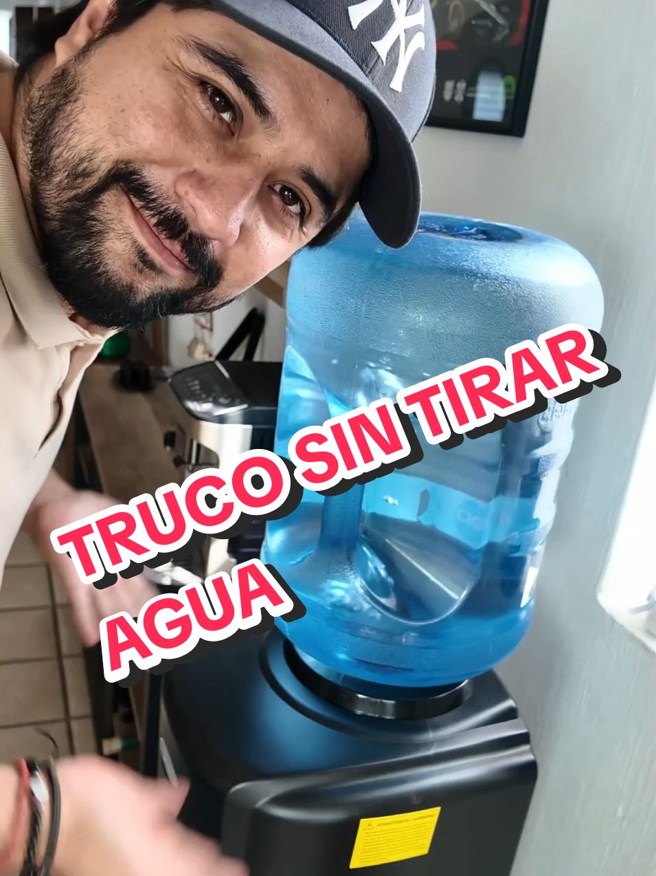 Truco sin derramar ni una sola gota de agua al poner el garrafon 💦🗿 #LifeHack 