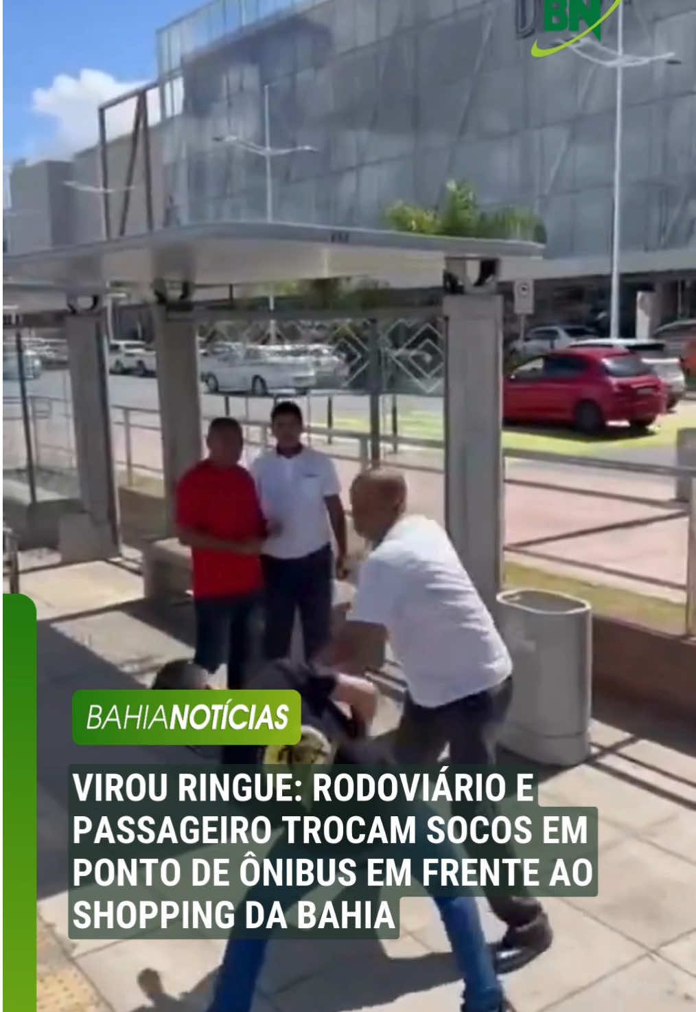 Um rodoviário e um passageiro foram as vias de fato durante a manhã desta quarta-feira (18) e protagonizaram uma troca de socos no “ringue improvisado”, em um ponto de ônibus em frente ao Shopping da Bahia, no Caminho das Árvores, em Salvador. Pessoas que passavam pelo local realizaram o registro da briga em vídeo. Nas imagens é possível ver o rodoviário e o passageiro, aparentemente mais novo, trocando socos. Até o momento, não há informações sobre o motivo da briga. Além disso, não se sabe se os envolvidos ficaram feridos. 📲 Siga o Bahia Notíficas e fique bem informado (a)