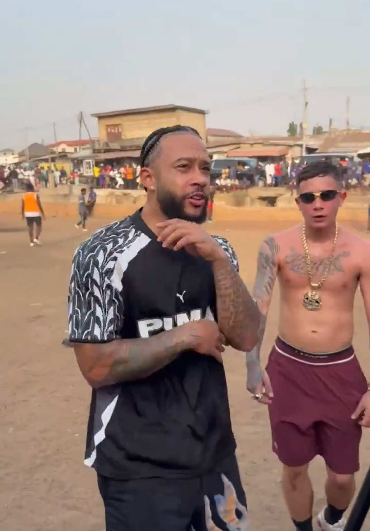 🎤 Memphis Depay grabando un videoclip en Ghana 🇬🇭 Es la tierra de su padre, donde tiene una fundación para ayudar a jóvenes sordos y ciegos 🎥 X: luissfabiani  #depay #memphisdepay #deportesentiktok #tiktokfootballacademy 