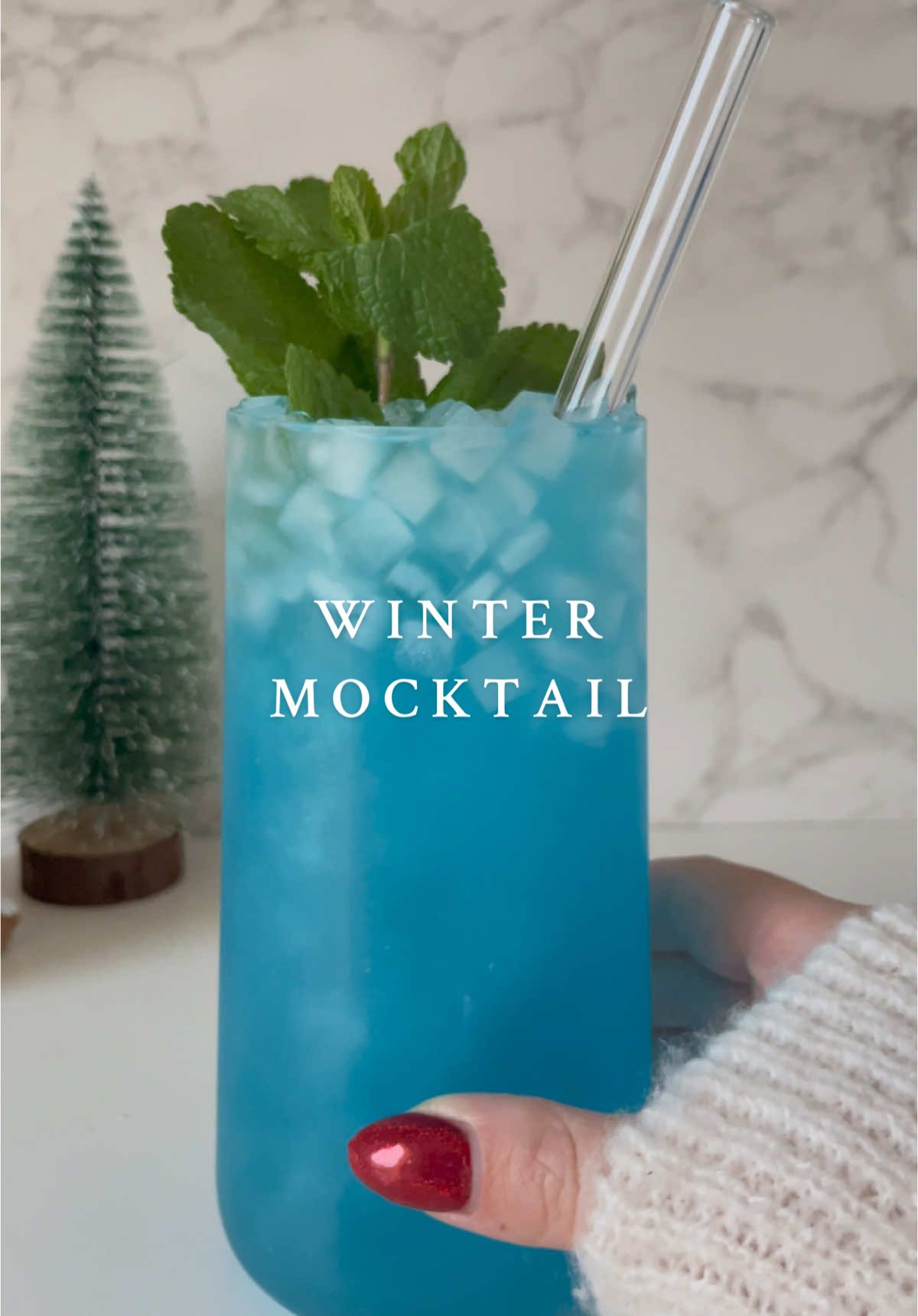 Winter Mocktail 🎄❄️✨ Ingredients: - ice cubes - powerade blue - redbull white - edible glitter powder #christmas #drinktok #christmastok #mocktail #christmastiktok #christmasdrinks #christmasmocktails #redbull #powerade #mocktailrecipe #asmr #asmrsounds #satisfying #satisfyingvideo #christmascountdown #cozychristmas #xmas 