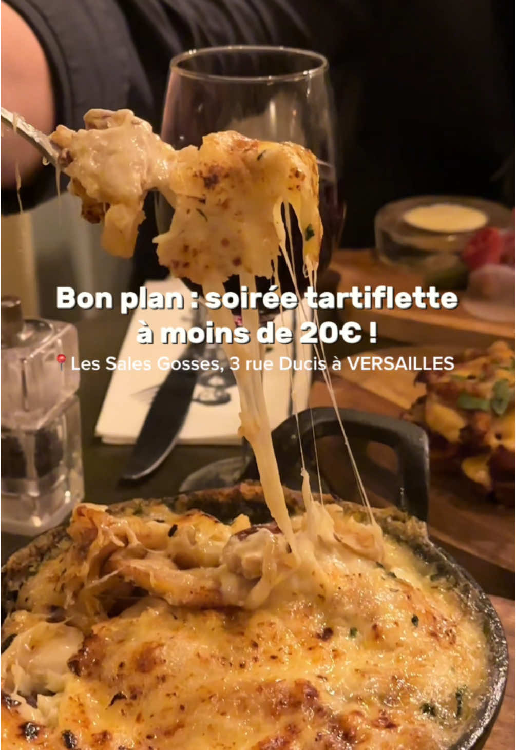 Quoi de mieux qu’une soirée tartiflette ?  #food #paris #Restaurant #restaurantparis #versailles #tartiflette #fromage #cheese #gaufre #waffle #bonplan #bonplanparis #cheesy #sweet  *invitation