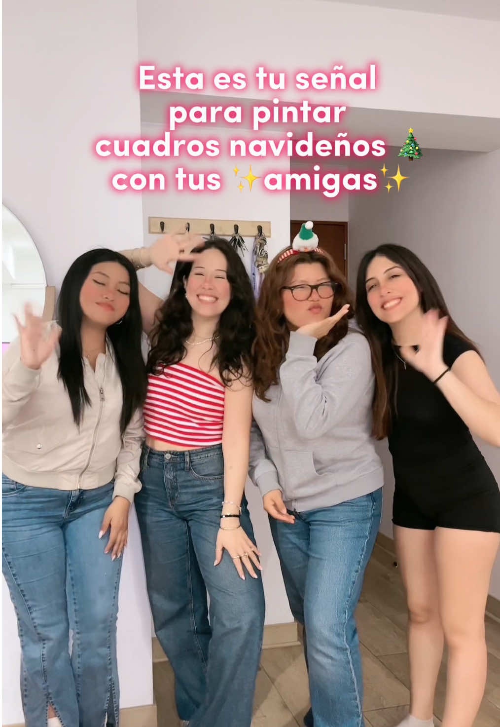 Enamorada de nuestros cuadros y recuerdos 🥰 LES RECOMIENDO NO SALTARSE LA JUNTA NAVIDEÑA CON SUS AMIGAS Y PONTAR CUADRIOTS NAVIDEÑOS EN CONJUNTO ❤️ . . . . . . #navidad #painting #christmas #christmaspainting #dateideas #friendshipgoals #friendsdate #salidaconamigas #reunavideña #cuadrosnavideños #amigas #friends #humor 