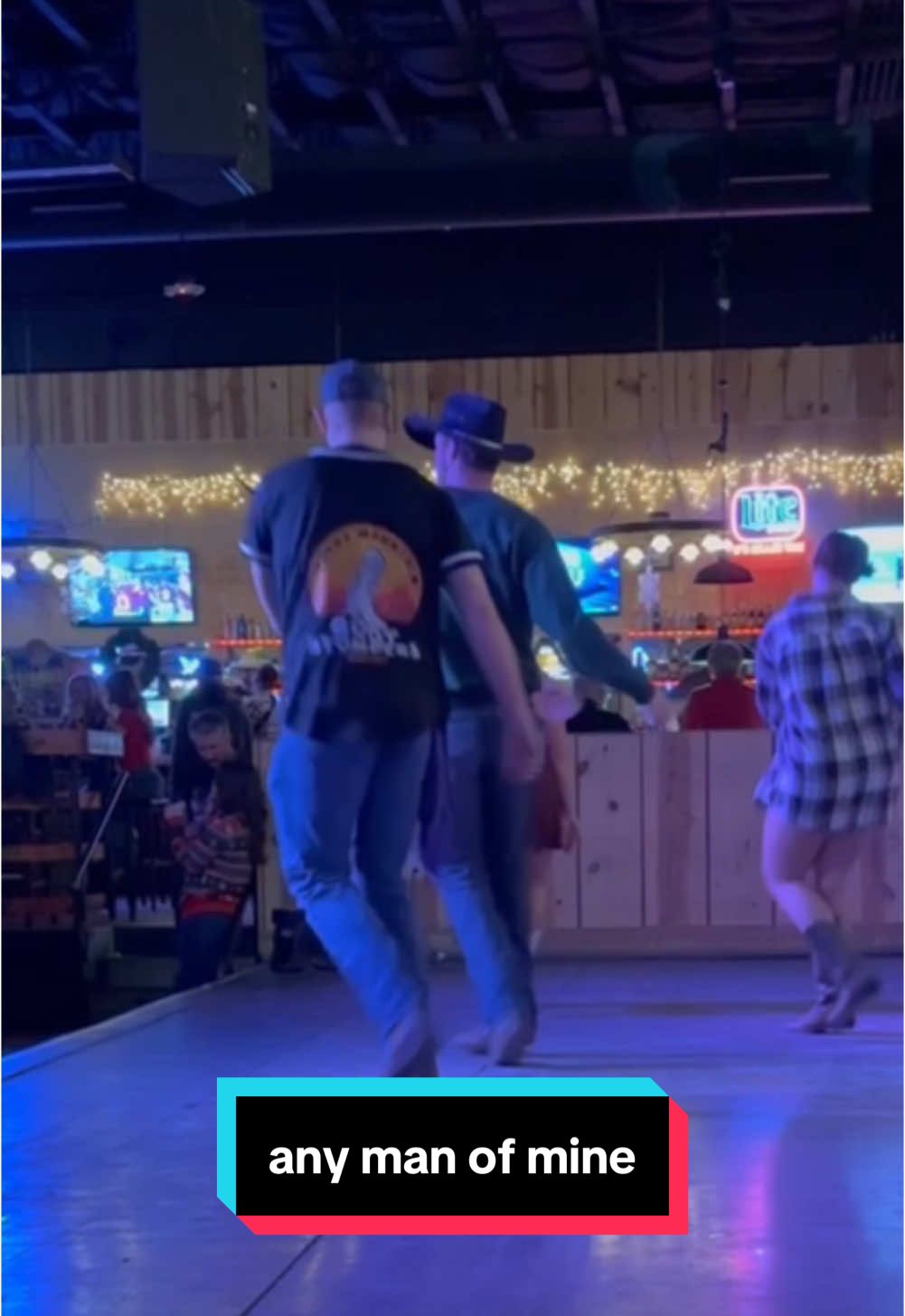 Tyler and Zach line dancing to any man of mine by Shania Twain :)  @_kvale_ @Zach Lathen  #anymanofmine #shaniatwain #linedance #linedancers #linedancersoftiktok #linedancing #dancing #countrybar #bar #dancepartner 