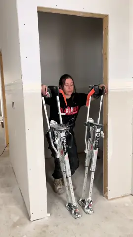 Always working in comfort and in style with @BLÅKLÄDER 😌 we love being able to move freely when working, and having nice stretchy pants makes it alot easier. Save on your own Bläklåder work geat with code GILBERT15 😏 #blaklader  @Kaïla Gilbert 
