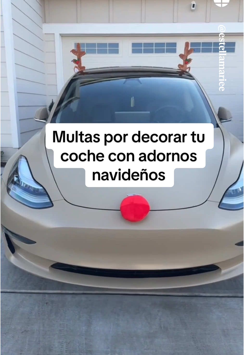 Multas por decorar tu coche con adornos navideños. En las últimas semanas algunos atrevidos colocan desde cuernos de reno en las ventanillas de los coches hasta la nariz roja de Rudolf en el capó, entre otras extravagancias. Pero la DGT advierte: podría afectar a las medidas de la carrocería y poner en riesgo a otros conductores, a no ser que sea homologados #noticiastiktok #navidad #christmas #reno #adornonavideño #dgt 