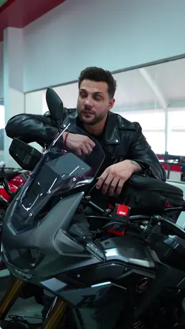 Llegó la #NAVidad con Honda y tiene bonificaciones imperdibles en modelos de alta cIlindrada. 🏍️🔥 ¿Cuál me llevo, la África o la Rebel?  #TuPropositoTuHonda #NicolaConHonda #publicidad  Instrucciones  Etiquetar en colaboración al IG de @honda_motos_mx