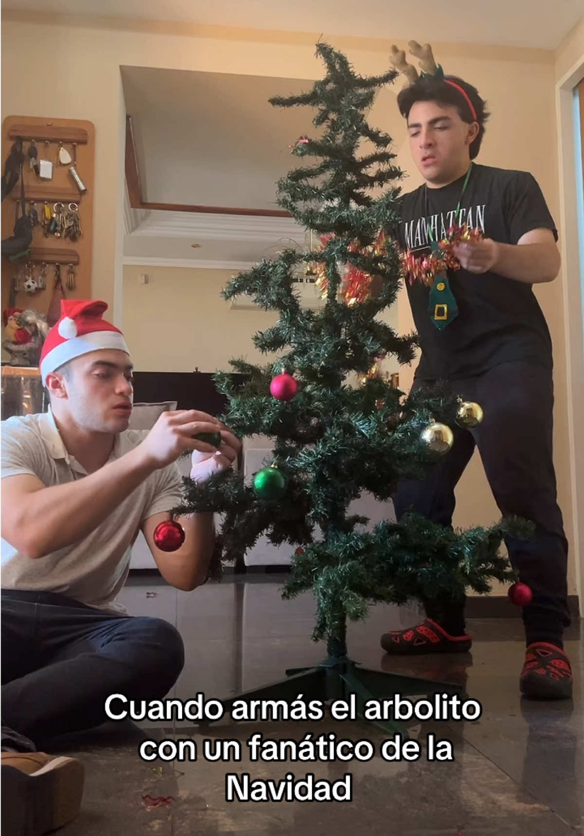 Con uno que vive la Navidad 🎄🎅🏻 /Ig:losariasbrothers/ cd: @Rodriguez&Galati #humor #gracioso #divertido #hermanos #navidad #fan #enojado #papanoel #fyp #paratiiiiiiiiiiiiiiiiiiiiiiiiiiiiiii 