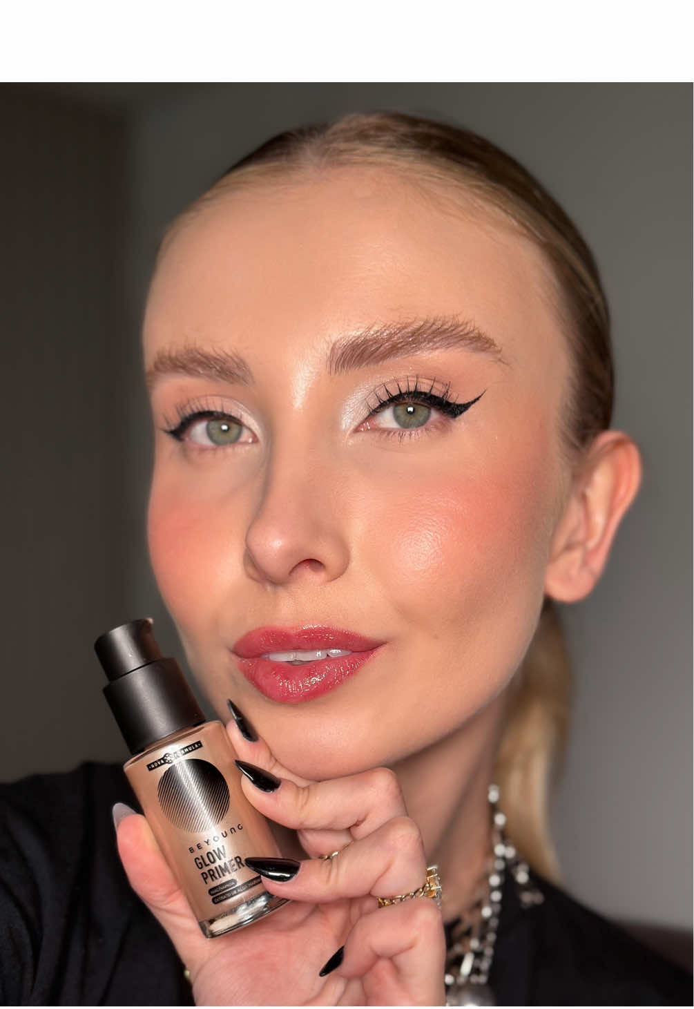 Tutorial maquiagem leve e glow para o verão! 🚀✨🌞 Testei os novos tons do Glow Primer da @Beyoung: Bronze e Champanhe. Além do glow radiante que deixa a pele perfeita, eles têm fórmula enriquecida com niacinamida e alga marinha, que cuidam da pele enquanto dão aquele lifting incrível! ✨  Aproveitem que o site de Beyoung está repleto de promos incríveis! E para garantir frete grátis, use o cupom SAMARADUARTE #Beyoung  #GlowPrimer #BeClub #Publi