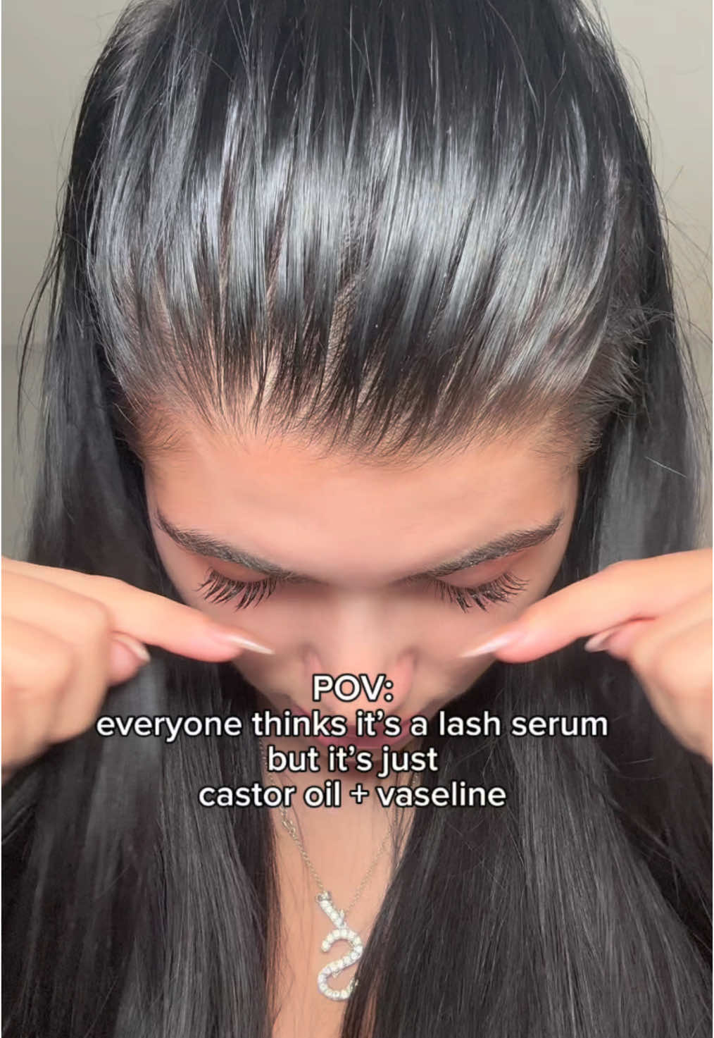 My secret for long lashes: Vaseline + castor oil 🤭✨ #lashes #lashlift #longlashes #beautytips #glowuptips #fyp #lashgrowth #lashtutorial #foryou 