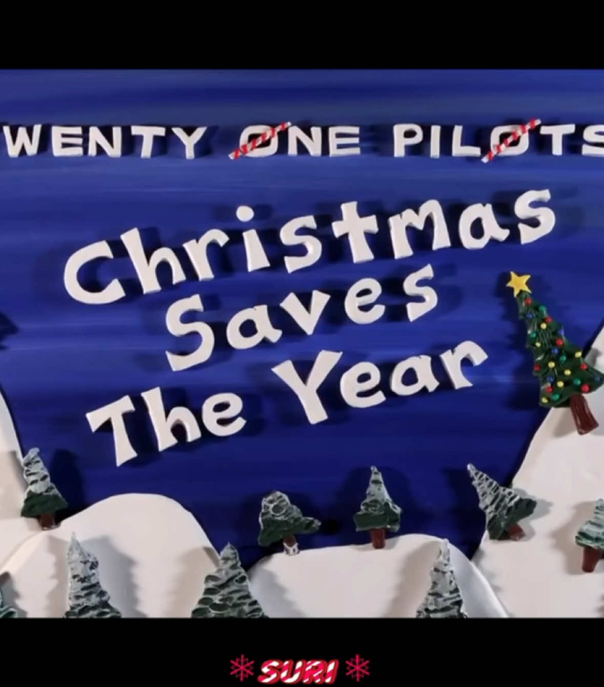 Christmas Saves The Year/Twenty One Pilots (1/4) #twentyonepilots #christmassavestheyear #christmas #tylerjoseph #joshdun #blurryface #sai #clancy #trench #regionalatbest #vessel #lore #clique #lyrcs #textos #music #letra #español #fyp #viral #navidad #fypppppppppppppp #foryoupage❤️❤️ #foryouu #paratiiii #dema #fiesta 