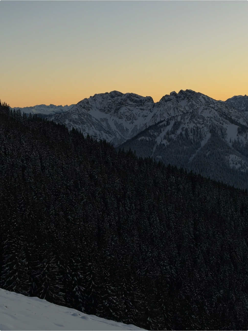 so calming🏞️ #nature #real #dream #views #free #fyp #viral #sunset #summervibes #sonnenuntergang #Summer #warmersommer #hike #alps #mountains #scenery #mountain #explore #gorpcore #Hiking 