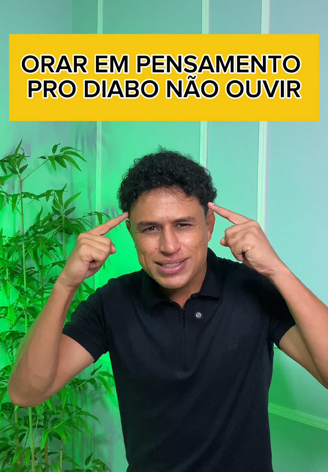 “Quantas vezes você já sentiu medo ou preocupação ao orar, como se o diabo pudesse interferir nas suas palavras? A verdade é que esse medo não tem fundamento bíblico. Em Mateus 6, Jesus nos ensina a orar ao Pai em secreto, em um lugar de intimidade onde apenas Deus ouve. E em Hebreus 10:19-22, somos encorajados a entrar no Santo dos Santos com confiança, pelo sangue de Jesus. Isso significa que, por meio de Cristo, temos acesso direto ao trono de Deus, onde nenhuma força maligna pode entrar. Não permita que o medo distorça sua visão sobre a oração. Fale com o Pai com confiança e liberdade, sabendo que você está seguro em Sua presença e que suas palavras estão protegidas Nele. Ore com fé, porque o diabo não tem vez onde a graça de Deus reina.  #jesus #biblia #cristao