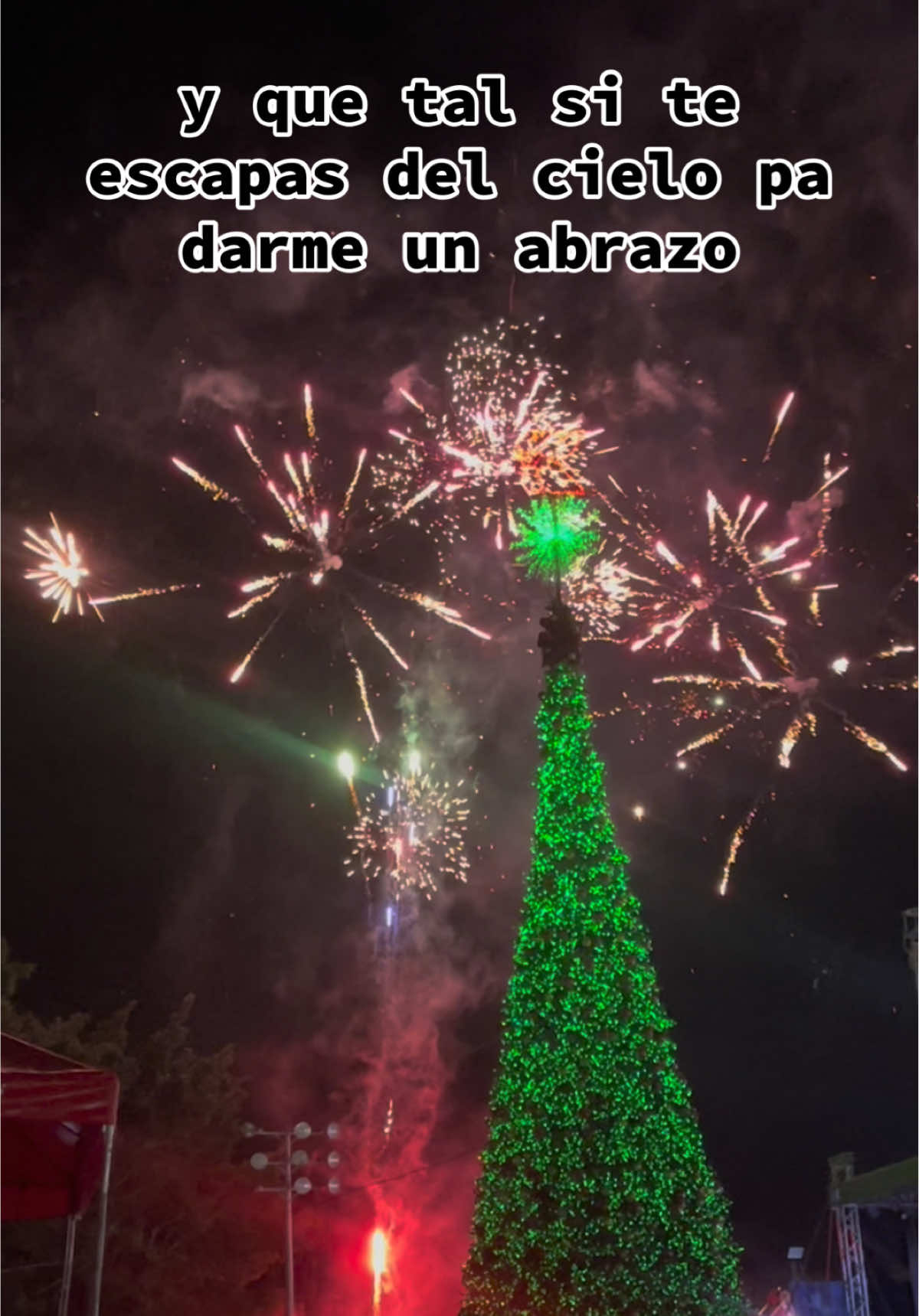 Que tal si te escapas del cielo #abrazo #Cielo #Fiestas #arboldenavidad