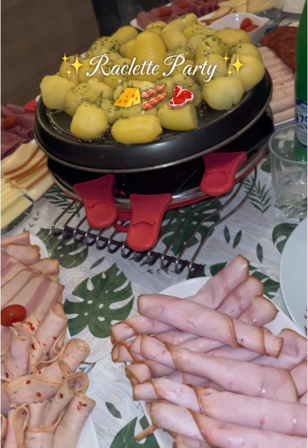 Soirée raclette en famille 🍽️✨ la première de la saison 🫶🏻 #raclette #racletteparty #raclettecheese #cheese #fromages #fromageraclette #fromagefondu #ideerecette #ideerepas #gras #famillenombreuse #famille #familytime #FamilyFun #FoodLover #FoodTok #fyp #pourtoi #halalfood #halal #cuisinetiktok #foodtok #fromages #noel #christmas #viral_video #pourtoii 