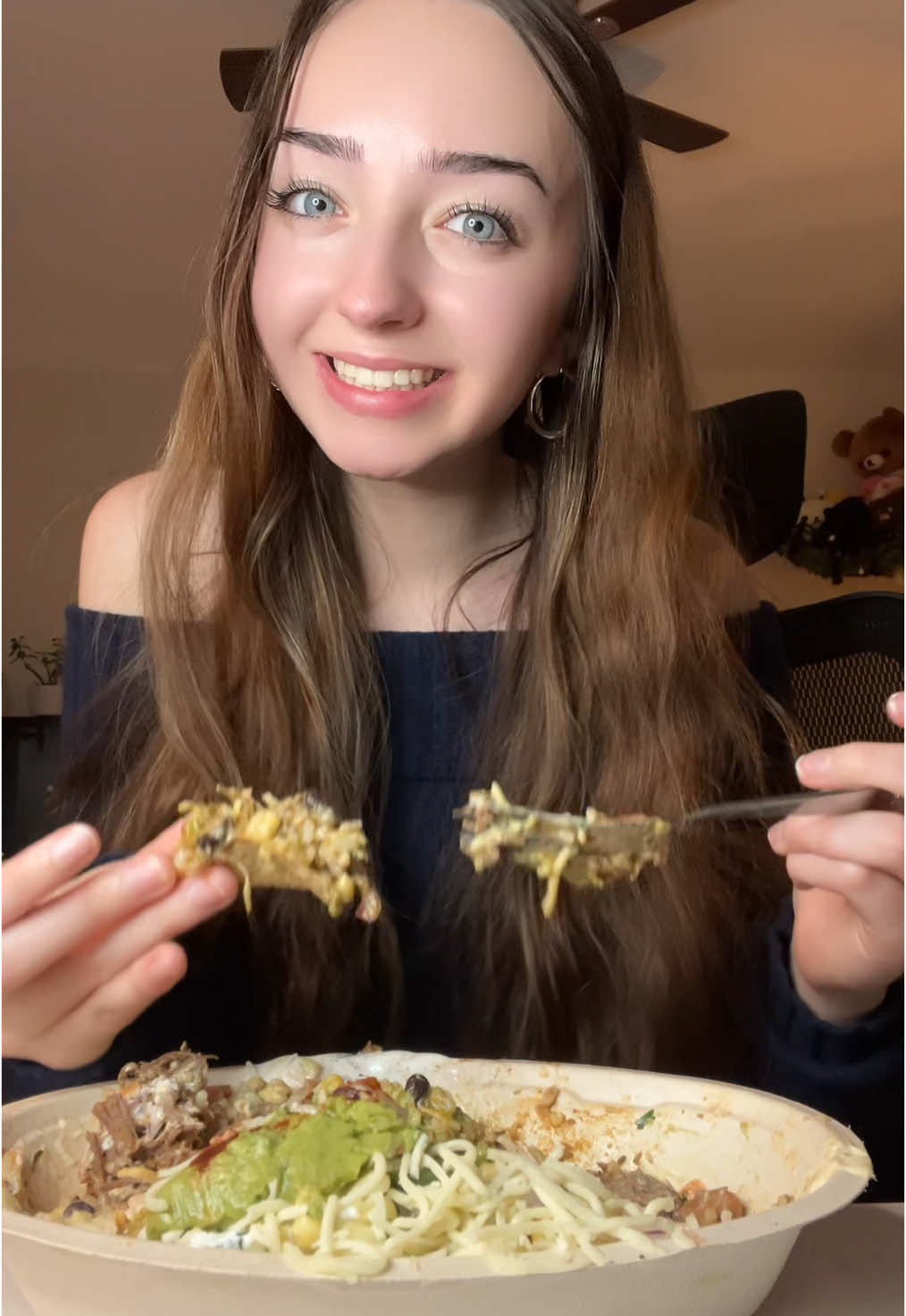 ignore that my bowl is already half gone❤️❤️ #mukbang #storytime #chipotle #asmr #fastfood #cat #hollister #food #Foodie 