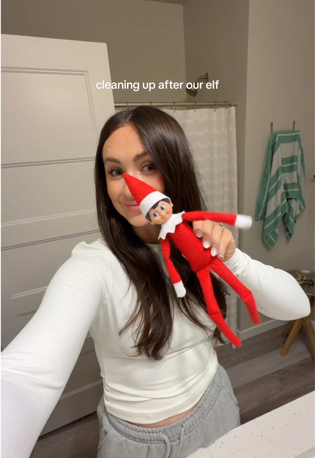 Replying to @Ssteviee1 all back to normal after a regular bathtub clean 🫶🏻🧽🛀  #bathroomcleaning #bathtubclean #elfontheshelf #elvesoftiktok #cleaning #cleanwithme #cleaningmotivation 