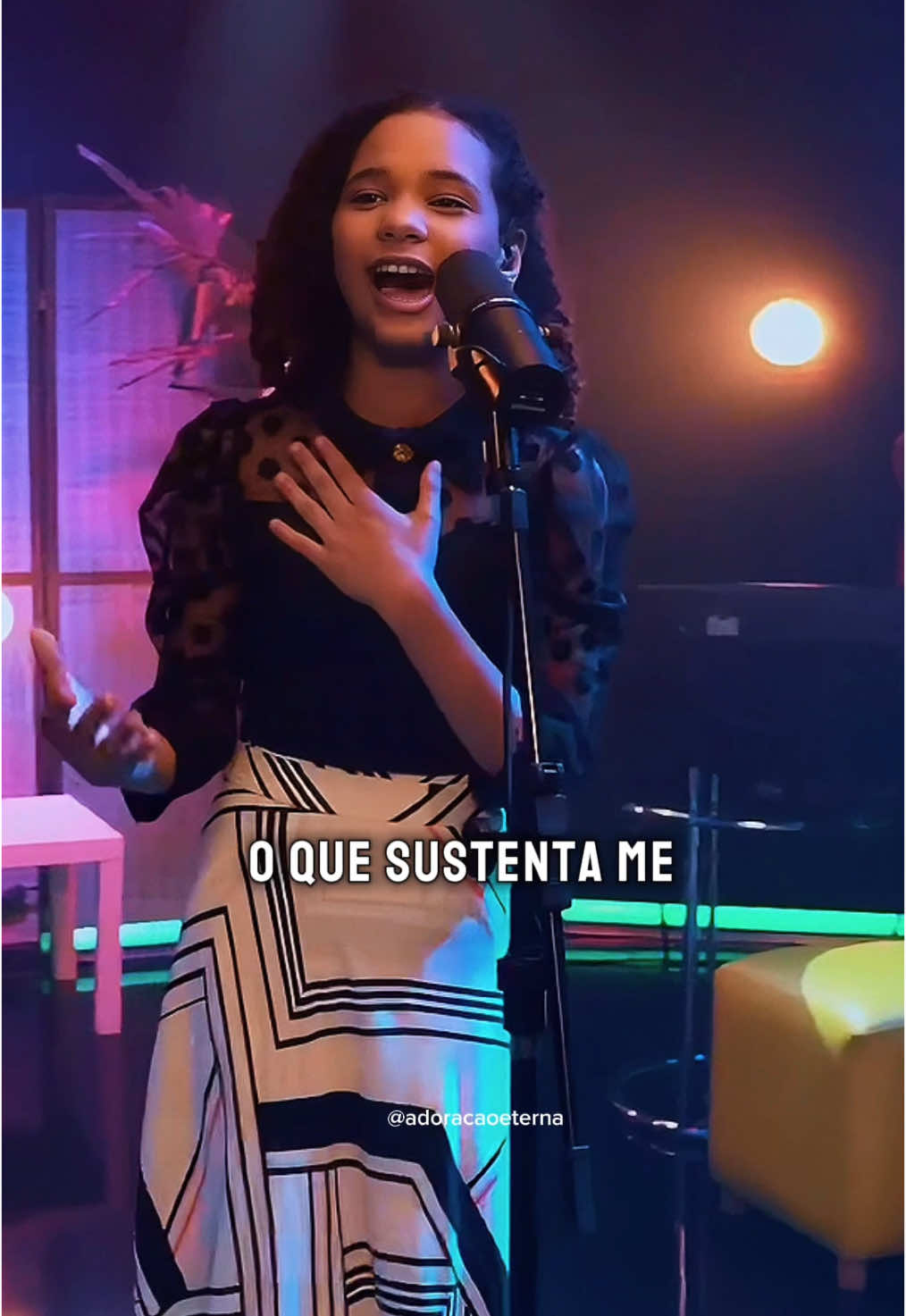 te adorar é o que sustenta me de pé!! #louvor #jesus #musicagospel #status #louvoresgospel 