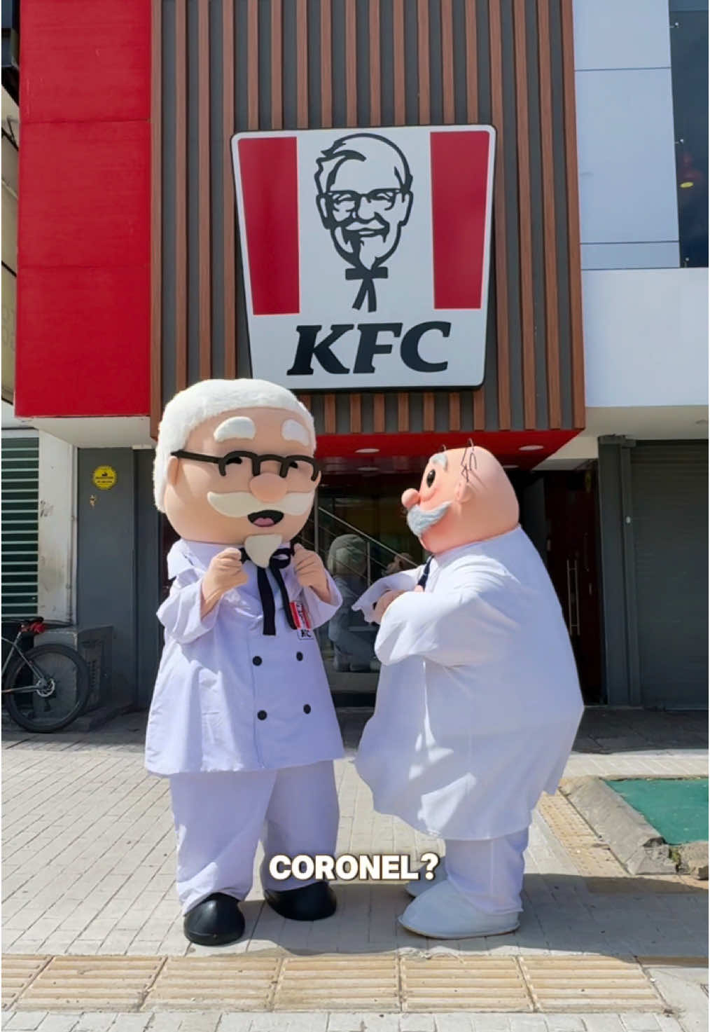 ¡Nos encontramos al Dr. Simi y le hicimos una invitación épica: una batalla de baile! 💃🕺🏽¿Quién lo hizo mejor? ¡Dinos en los comentarios quién ganó! 🎉 #coronelsanders #drsimi #kfc 