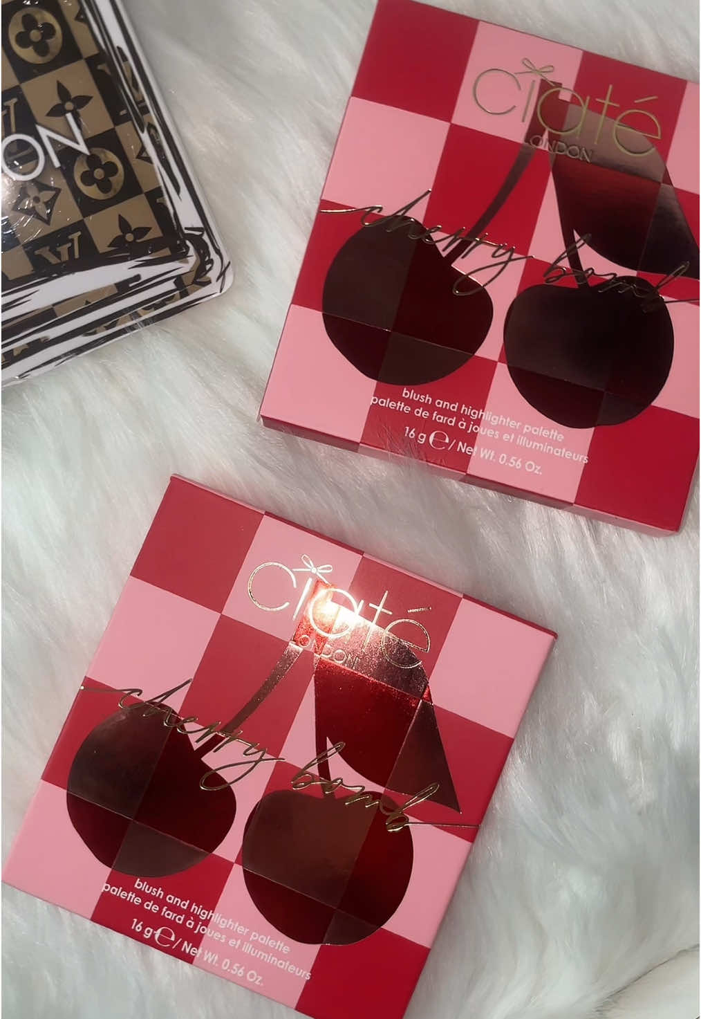 La paleta de rubor-iluminadores Cherry Bomb de Ciaté London es una explosión de color y brillo diseñada para realzar tu rostro. Con tonos intensos y luminosos, esta paleta ofrece una combinación perfecta para añadir un toque radiante y saludable a tus mejillas. Su textura suave y sedosa permite una aplicación uniforme, ideal para crear looks desde naturales hasta más atrevidos. ¡Descubre cómo transformar tu maquillaje con este imprescindible!✨✨✨#fyp #makeup 