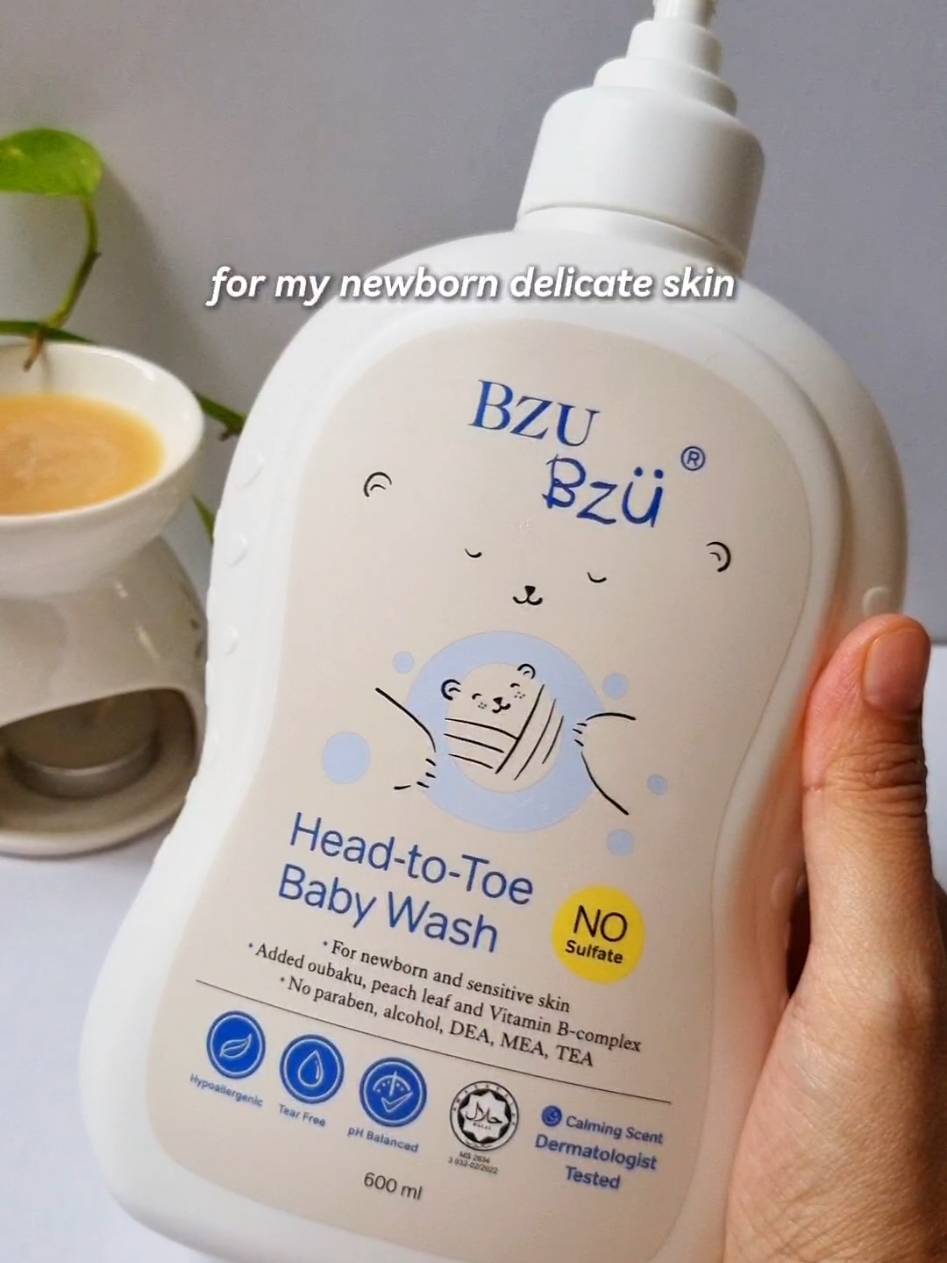 I personally love the calming scent of this body wash. Baby i dapat tidur dengan lebih lena.  This body wash sangat sesuai for newborn delicate skin & ultra moisturizing. Memberikan keselesaan pada kulit baby. @bzubzu.my  #bzubzu #bzubzumalaysia #bzubzuheadtotoebodywash #babybodywash #babywash 