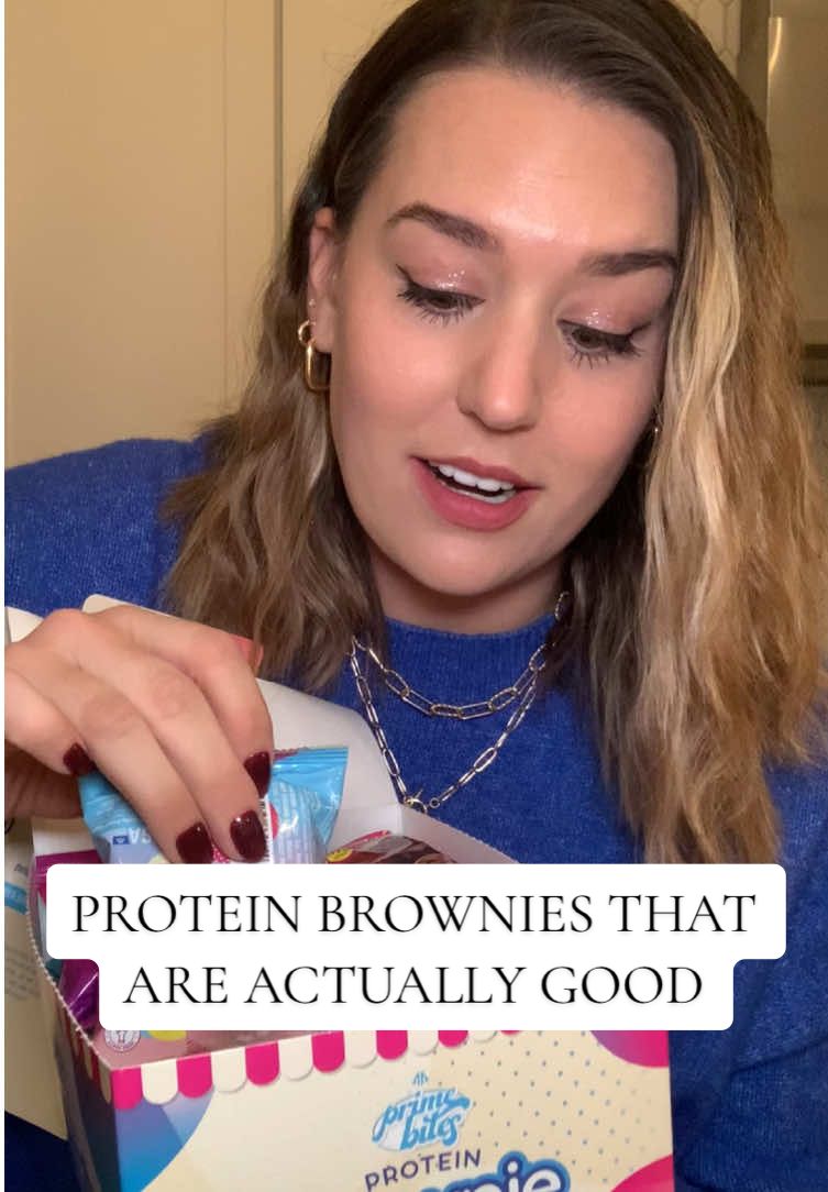 Heat these up for like 10 seconds in your microwave & they seriously taste like a yummy dessert. The peanut butter candy crunch & the chocolate glazed donut flavors are my fave. 🥜🍩 @Prime Bites Protein Snacks #primebites #proteinbrownies #highprotein #healthysnacks #collagen #healthyskin #guiltfree #dessert #yummyfood #healthyeating #preworkout #GymTok 