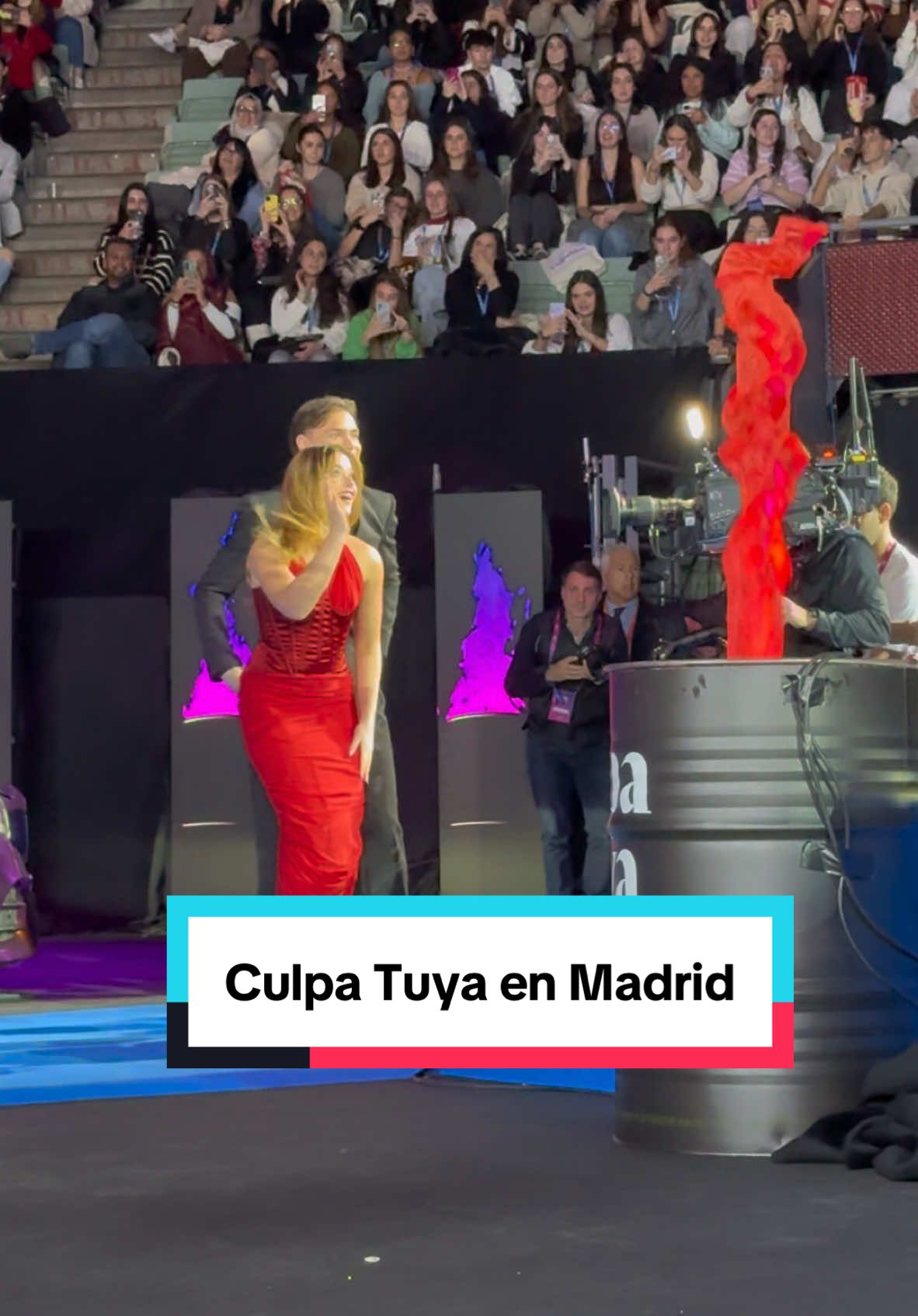 Llegada de Gabriel Guevara y Nicole Wallace que posan en la alfombra azul de #culpatuya #culpamia #culpanuestra #primevideo #cine #pelicula #cineespañol #libros #peliculaespañola #madrid #alfombraroja #redcarpet  #CineEnTikTok #QueVer #photocall #palaciovistalegre #nicolewallace #gabrielguevara