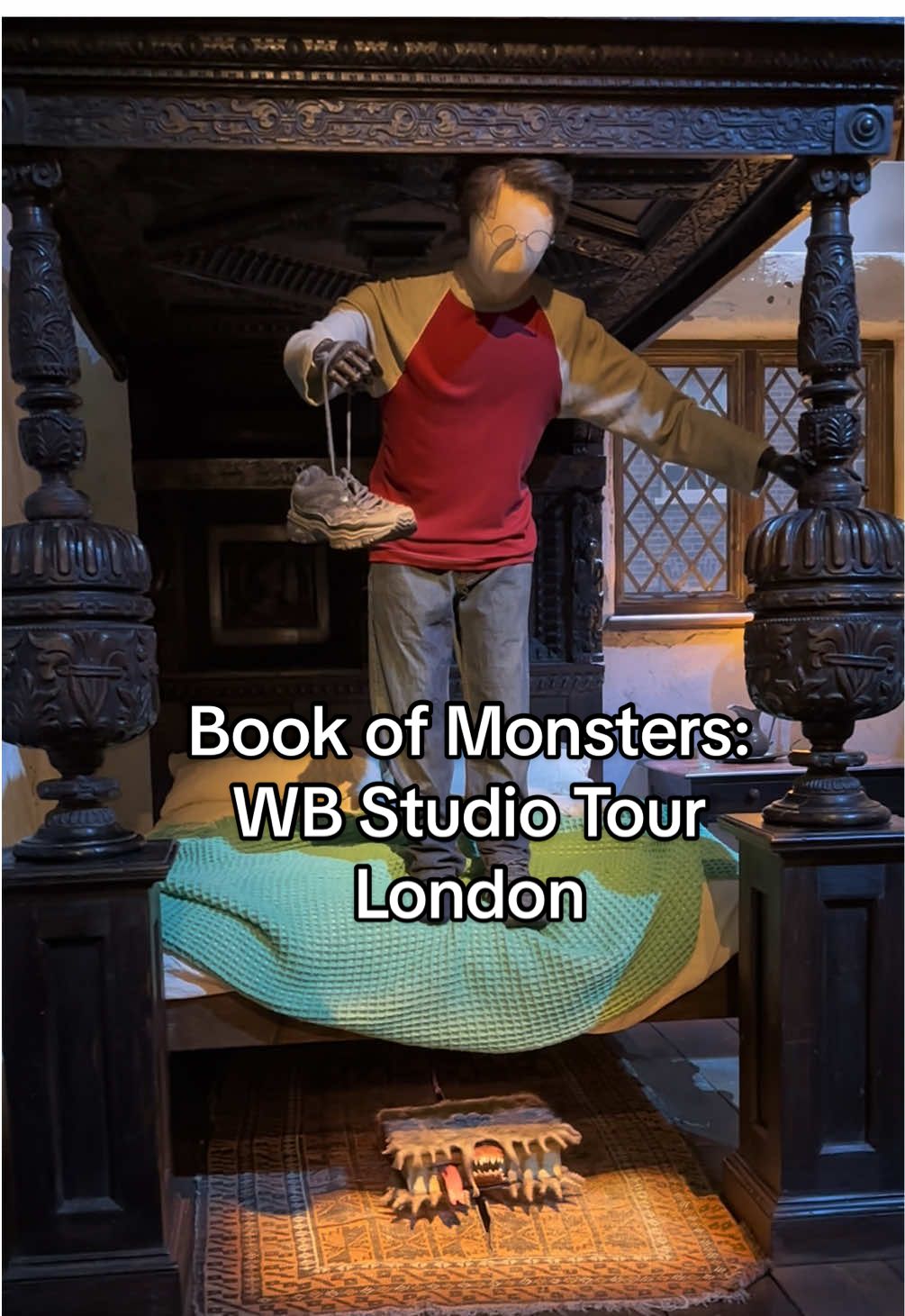 It’s the Book of Monsters! I loved seeing this scene play out at the WB Studio Tour London. 📕⚡️  #wbstudiotour #wbstudiotourlondon #harrypotter @wbtourlondon #harrypottertiktok #harrypotterandtheprisonerofazkaban #bookofmonsters 