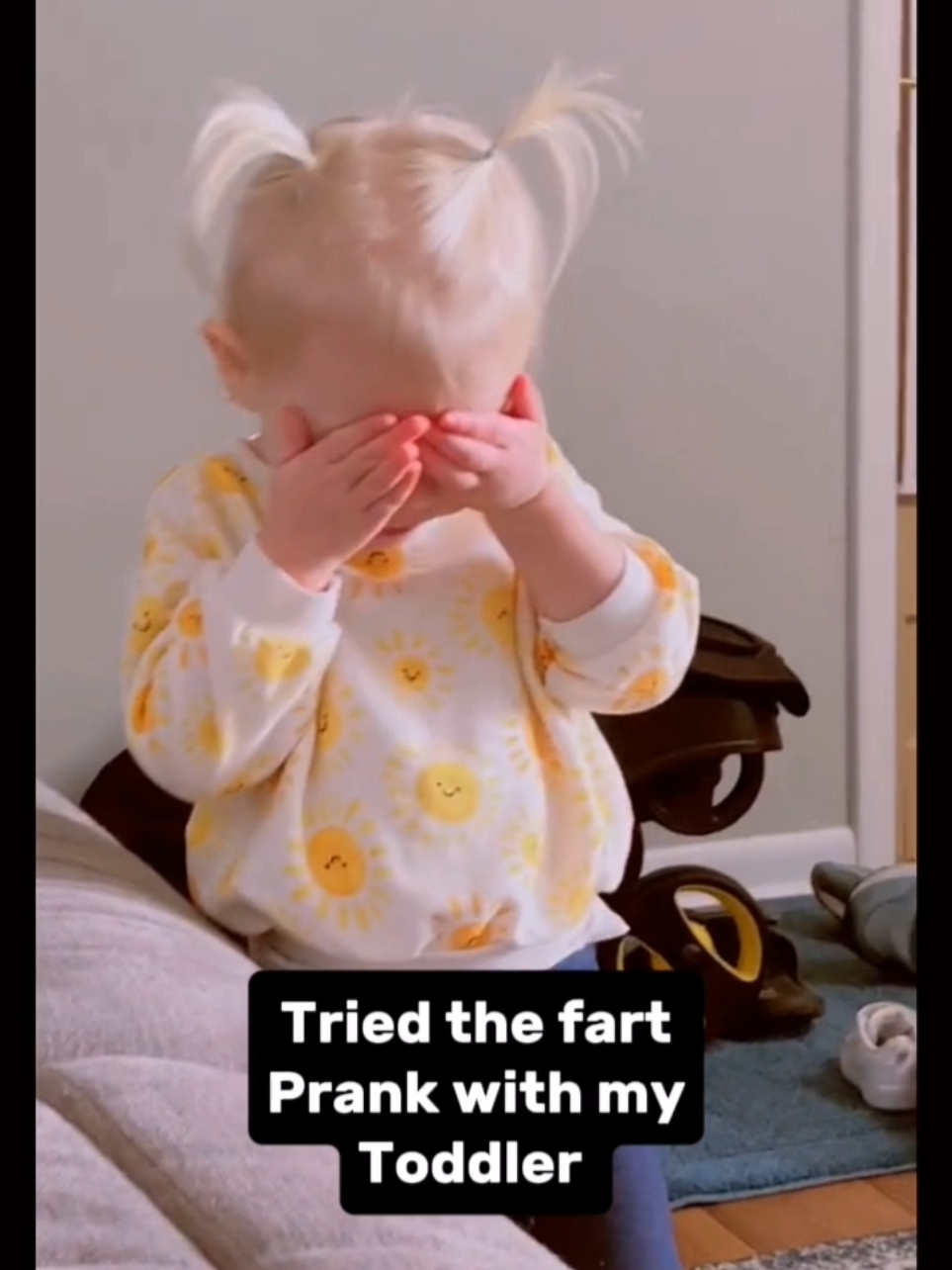 Farting prank on toddler #scareprank #prankvideo #funnypranks #fun #funnyprank #funnyprankvideos #snakeprank #funnyvidoes #scarepranks #pranksvideos 