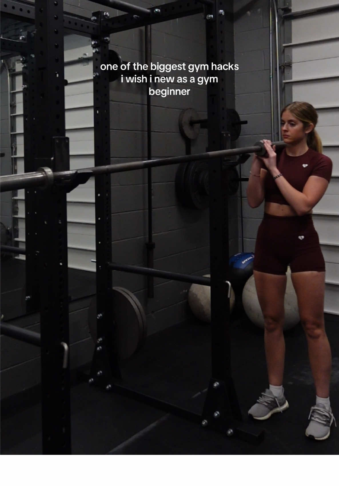 MY FAV GYM HACK I WISH I KNEW AS A BEGINNER GYM GIRL 🫶🏼 makes changing the height of the barbell SO easy 😮‍💨 #gymgirl #girlswholift #gymtip #gymhack #beginnergymtip #beginnergymgirl #workouthack 