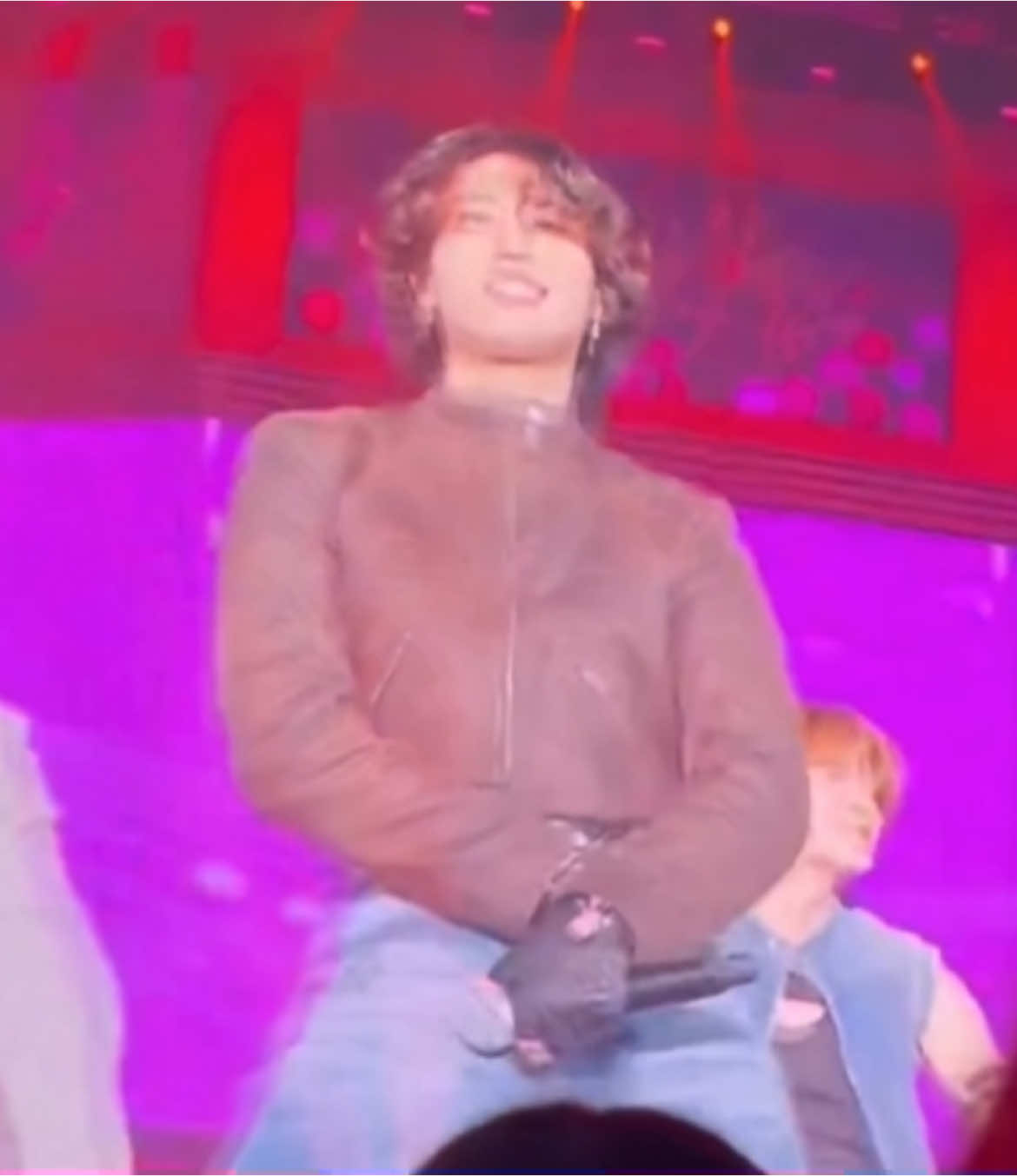 my apologies for the quality but i just couldnt not use this concert clip i found #bangchanhours #kpop #skz #straykids #han #hanedit #jisung #hanjisung 